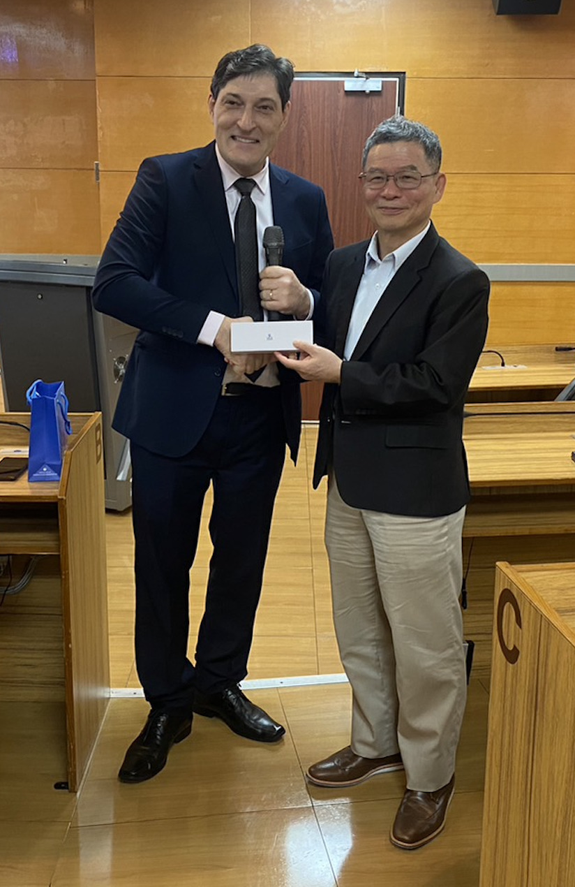 化工系教授暨永續能源發展中心主任黃炳照與巴西南大河大學校長瑞契(Gelson Rech)合影