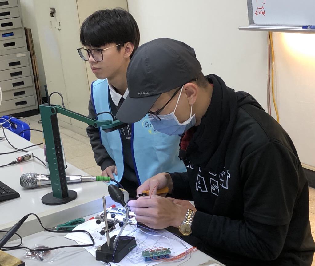 技優講師劉冠緯(左)、張立錡(右)說明電控原理並示範配線。