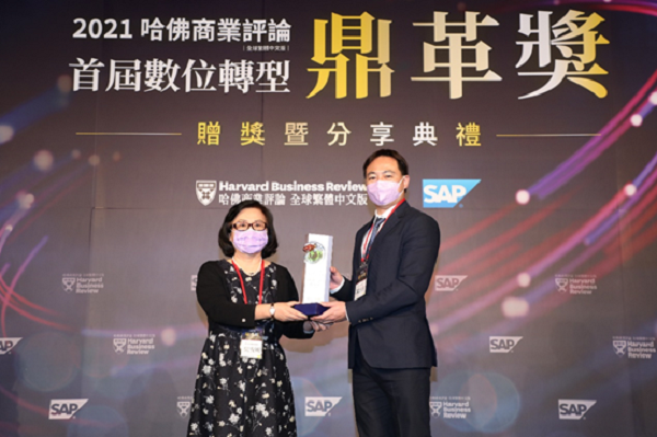 管理學院博士班110 新呈工業總經理陳泳睿榮獲第一屆數位轉型鼎革獎的轉型領袖中小企業特別獎,報導共2張