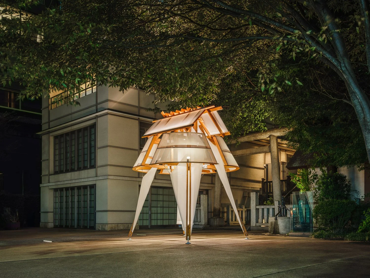 以遠赴日本的大型委託製作《六本木帆城》為例，需在設計確認後，處理裝箱、組裝搭建、展示以及拆卸回台等階段。