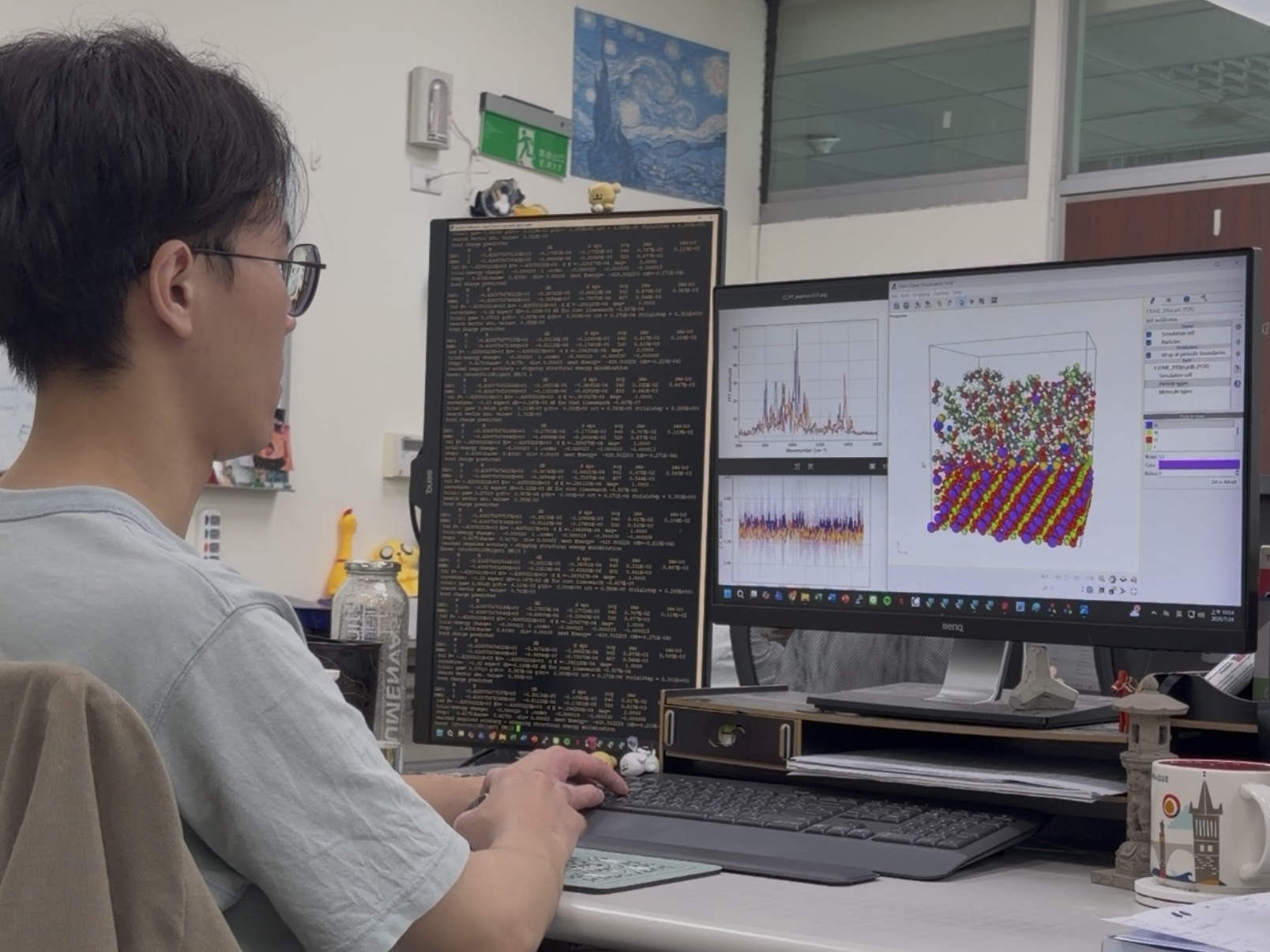 吳亮廷於研究室透過電腦進行材料模擬與數據分析,運用人工智慧結合第一原理熱力學計算,建立鈉離子電池正極材料結構預測模型。