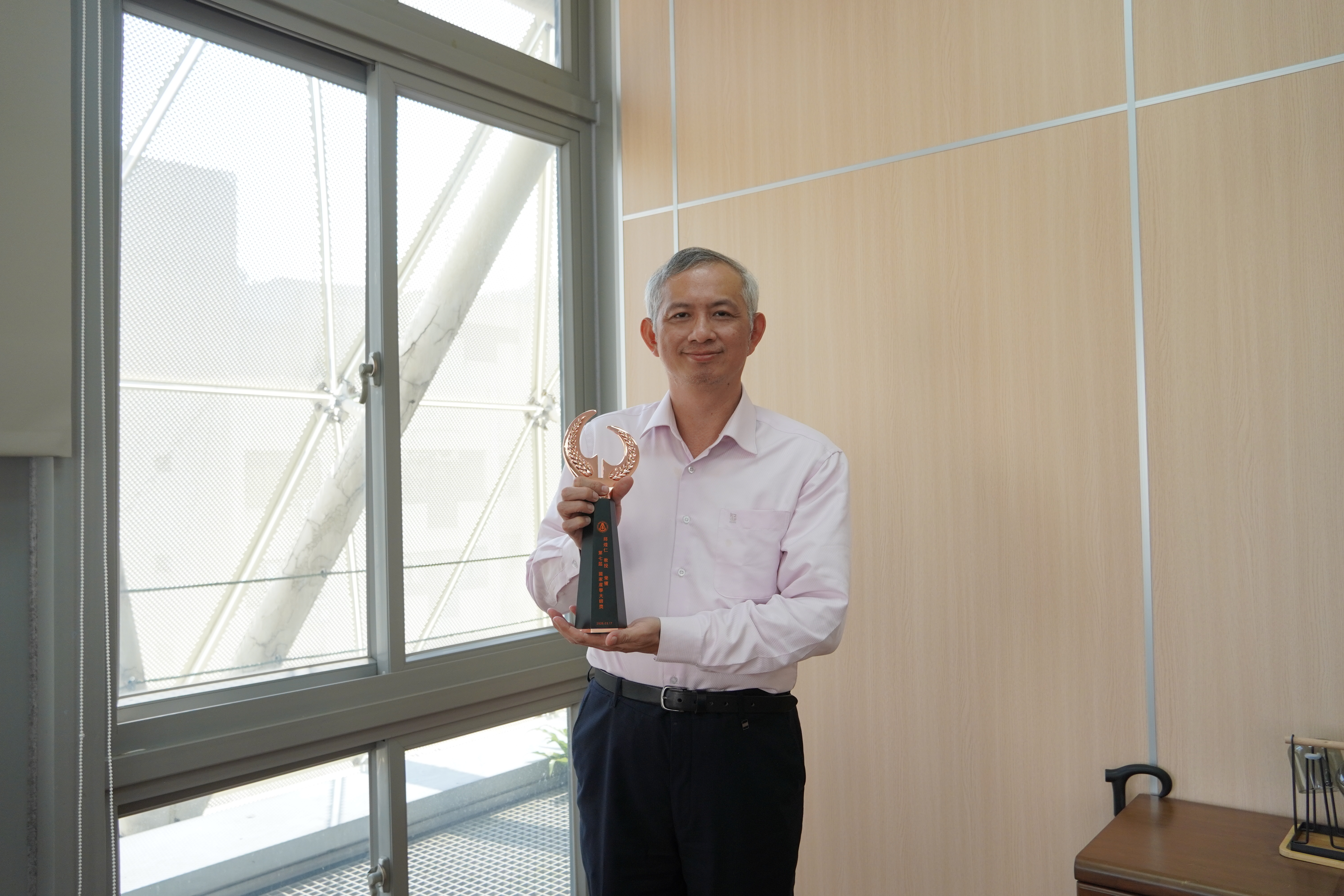 臺科大產學創新學院院長邱煌仁特聘教授獲頒國家產學大師獎。