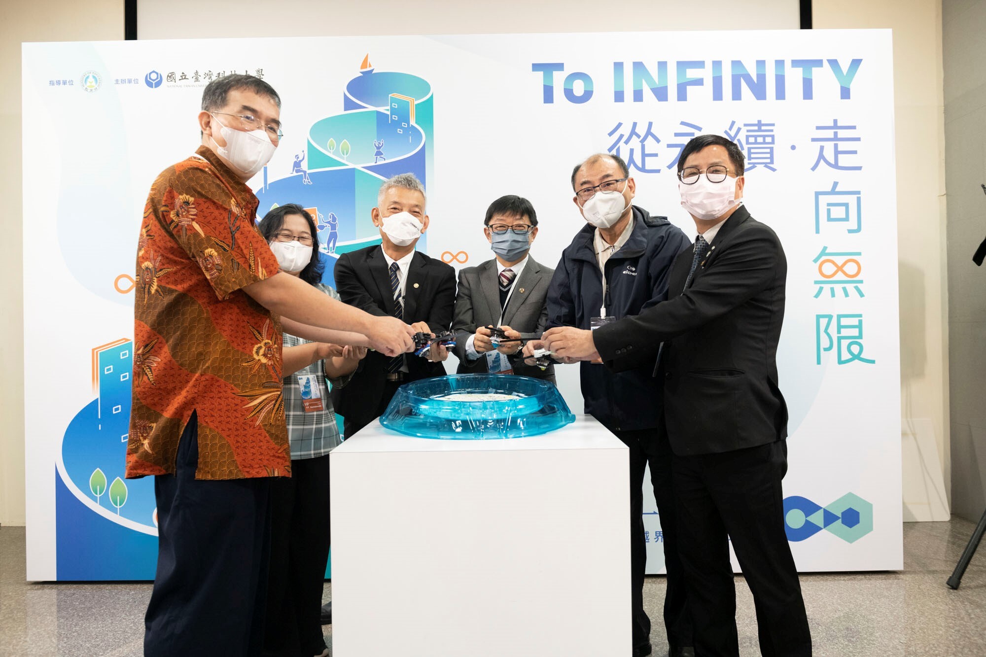 與會嘉賓共同轉動戰鬥陀螺轉動無限未來