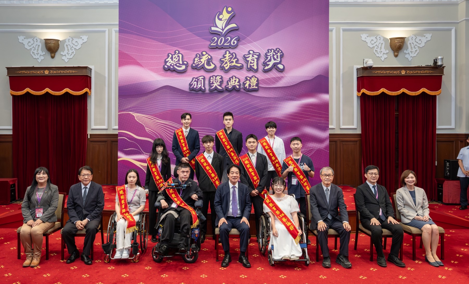 臺科大設計系學生廖建凱(二排右二)榮獲2026年總統教育獎,於總統府頒獎典禮後合影留念。