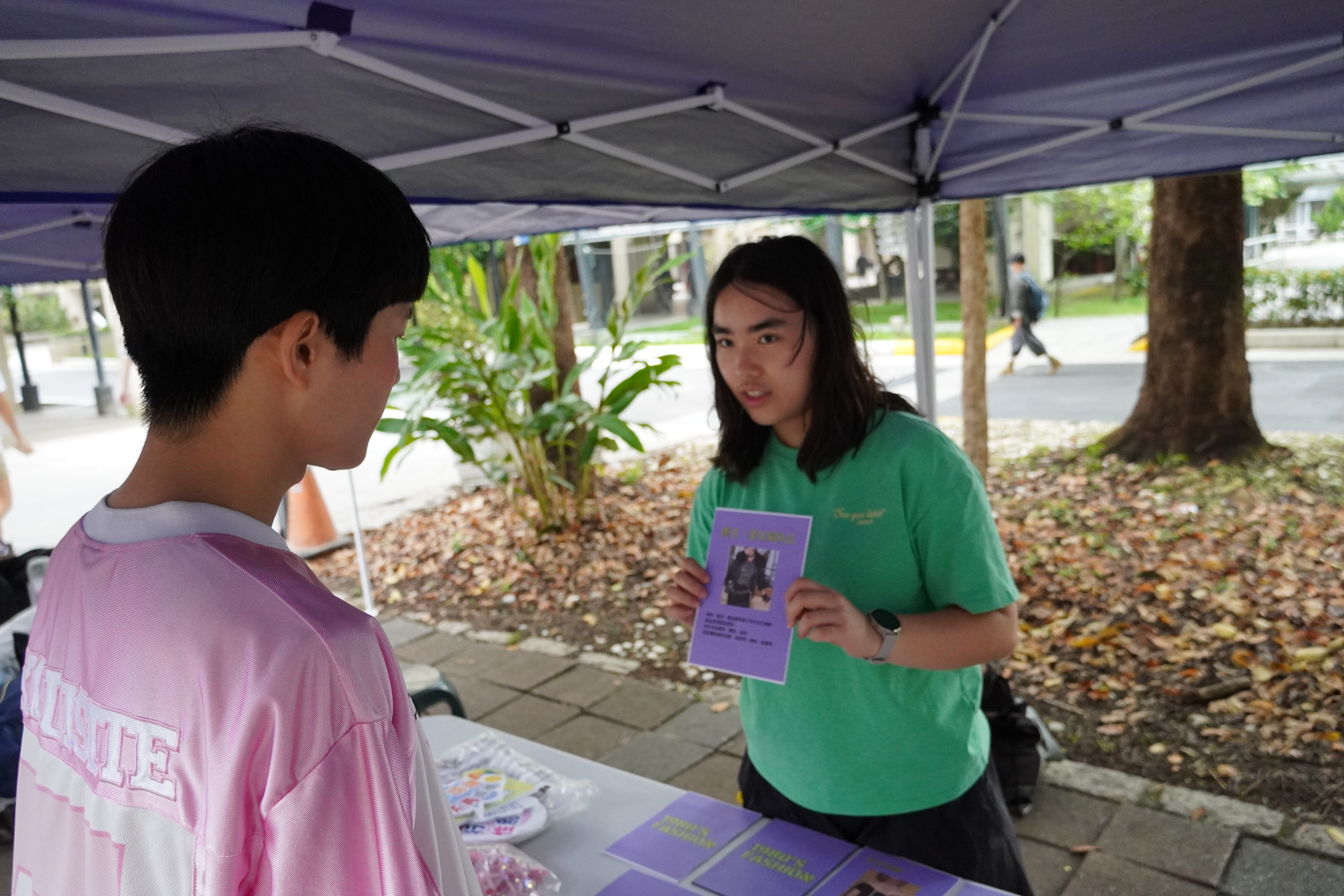 修課同學正在介紹80年代的妝造風格。