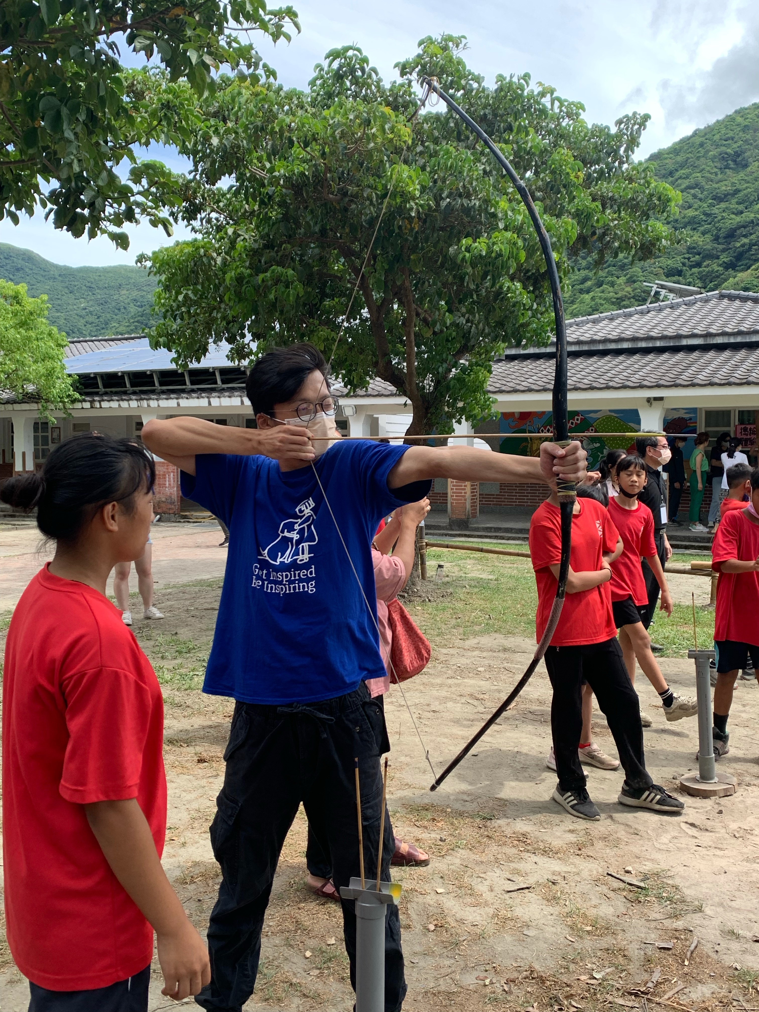 東澳國小射箭隊規劃射箭體驗,細心指導標準的射箭動作