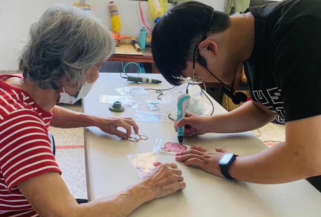 「蕃薯球志工隊」廖佑軒(右)帶隊前進南投名間鄉社區教年長者使用3D列印筆繪出可愛模型，讓民眾都能接觸新興科技，體驗動手做的樂趣。