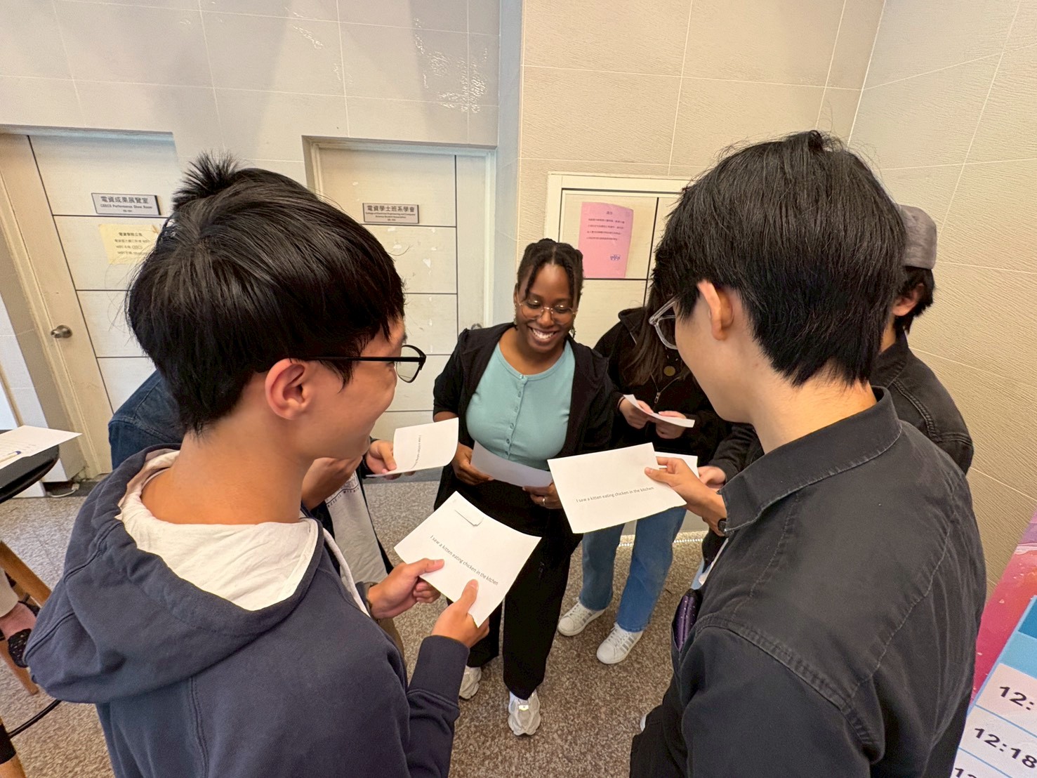 學術交流基金會講師帶領參賽者練習繞口令