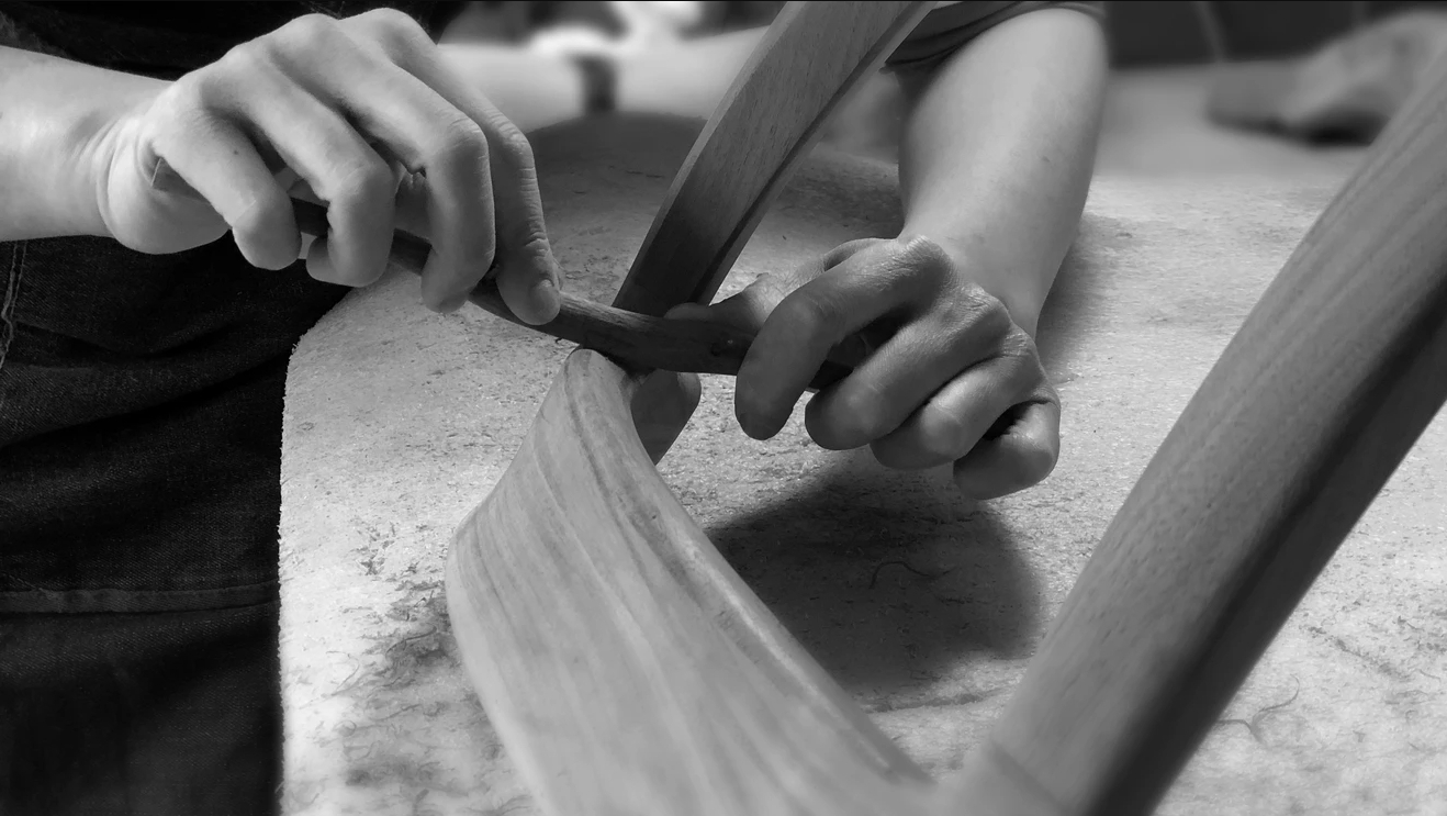 燕椅透過手工刻製細磨，讓使用者可以感受到更細緻有溫度的坐感體驗。照片提供/路力家具