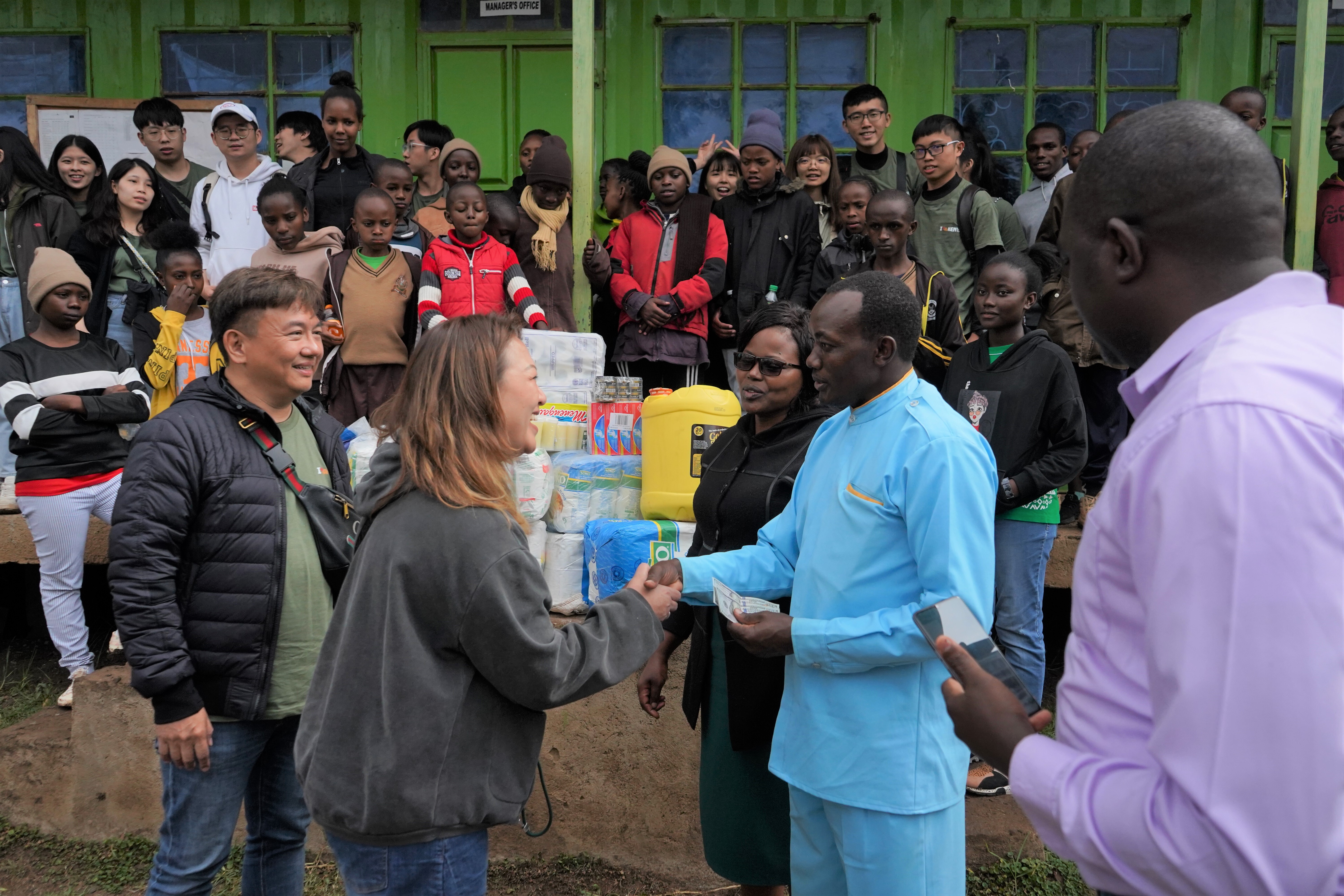 翁楊絲茜教授帶領團隊到育幼院進行一日服務。