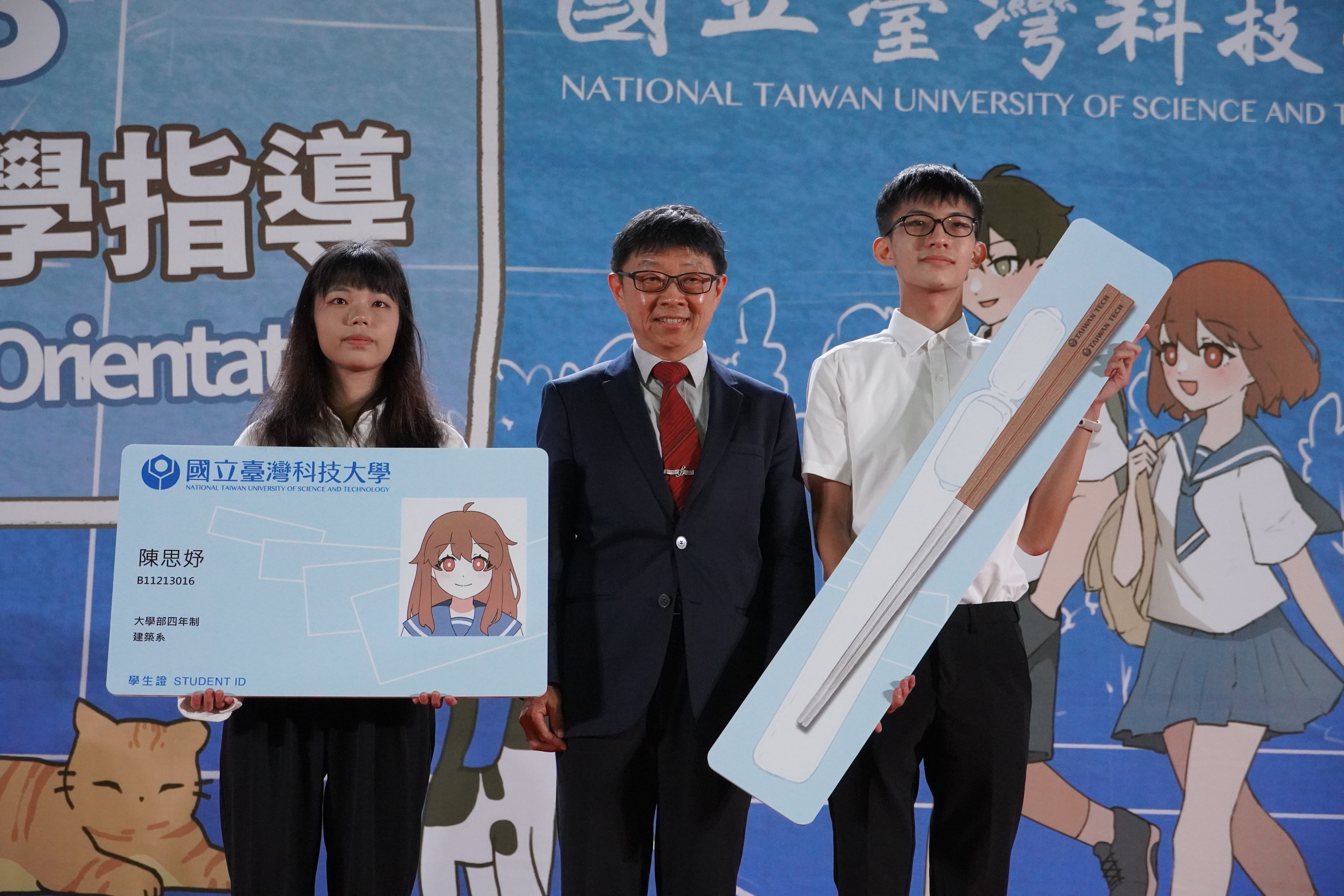 校方贈送臺科大專屬環保餐具給所有新生,由建築系陳思妤(左)、不分系陳柏鈞(右)代表受贈。