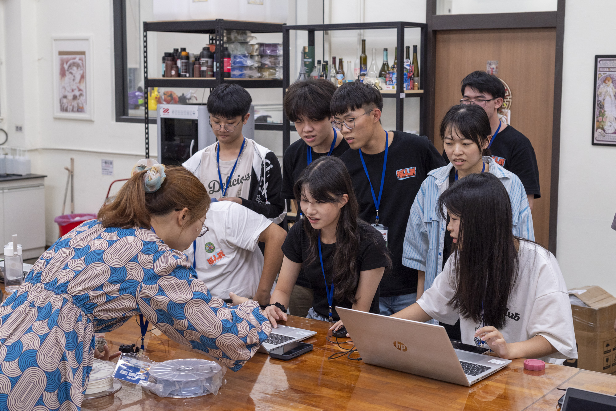 學員進入臺科大實驗室，認識科技、親自動手做出作品，並應用在提案。