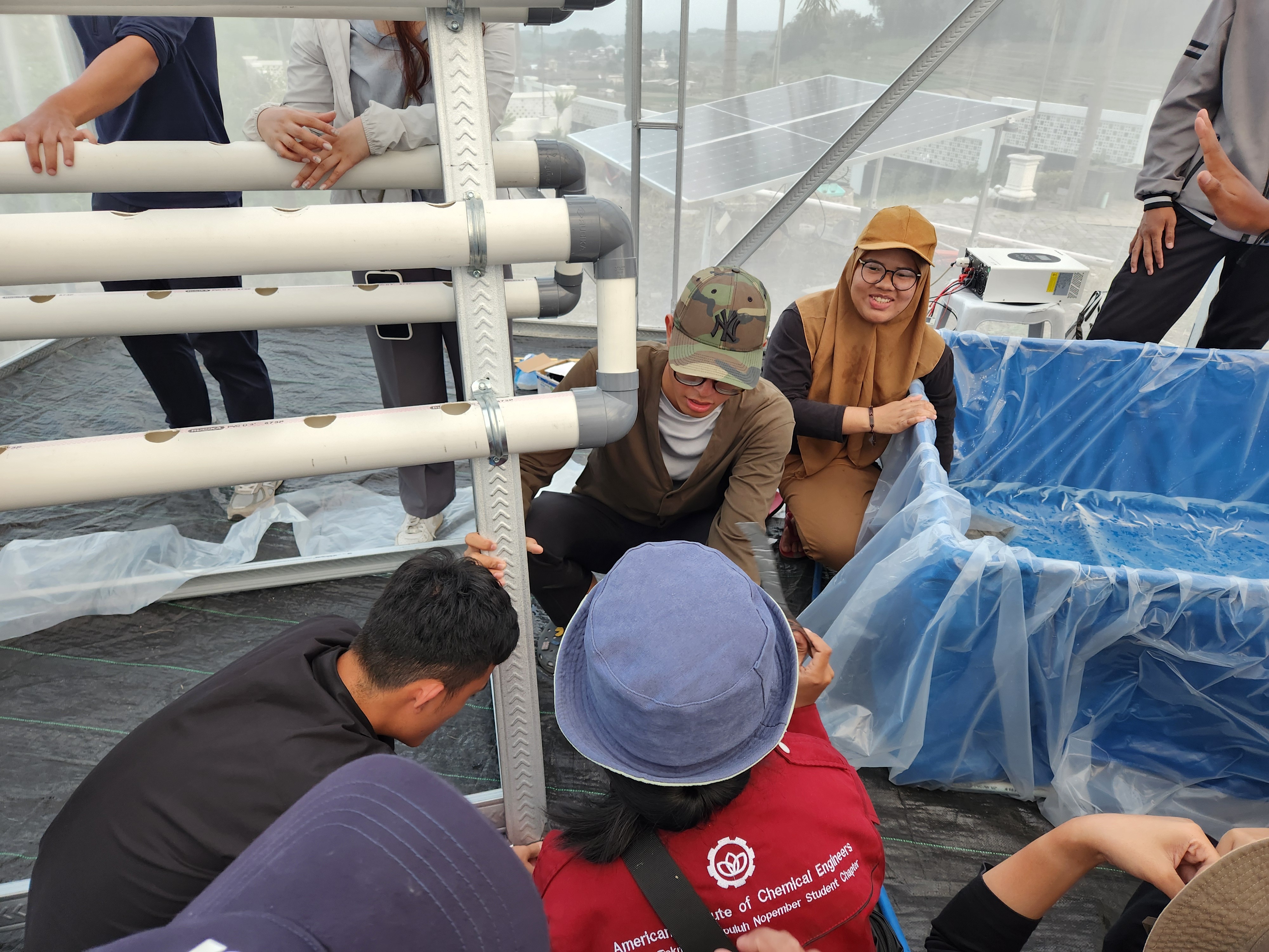 臺科大行動工程師團隊與泗水理工大學、大阪工業大學學生合作設置太陽能魚菜共生系統,為當地農民提供一個更永續多元的耕作模式。