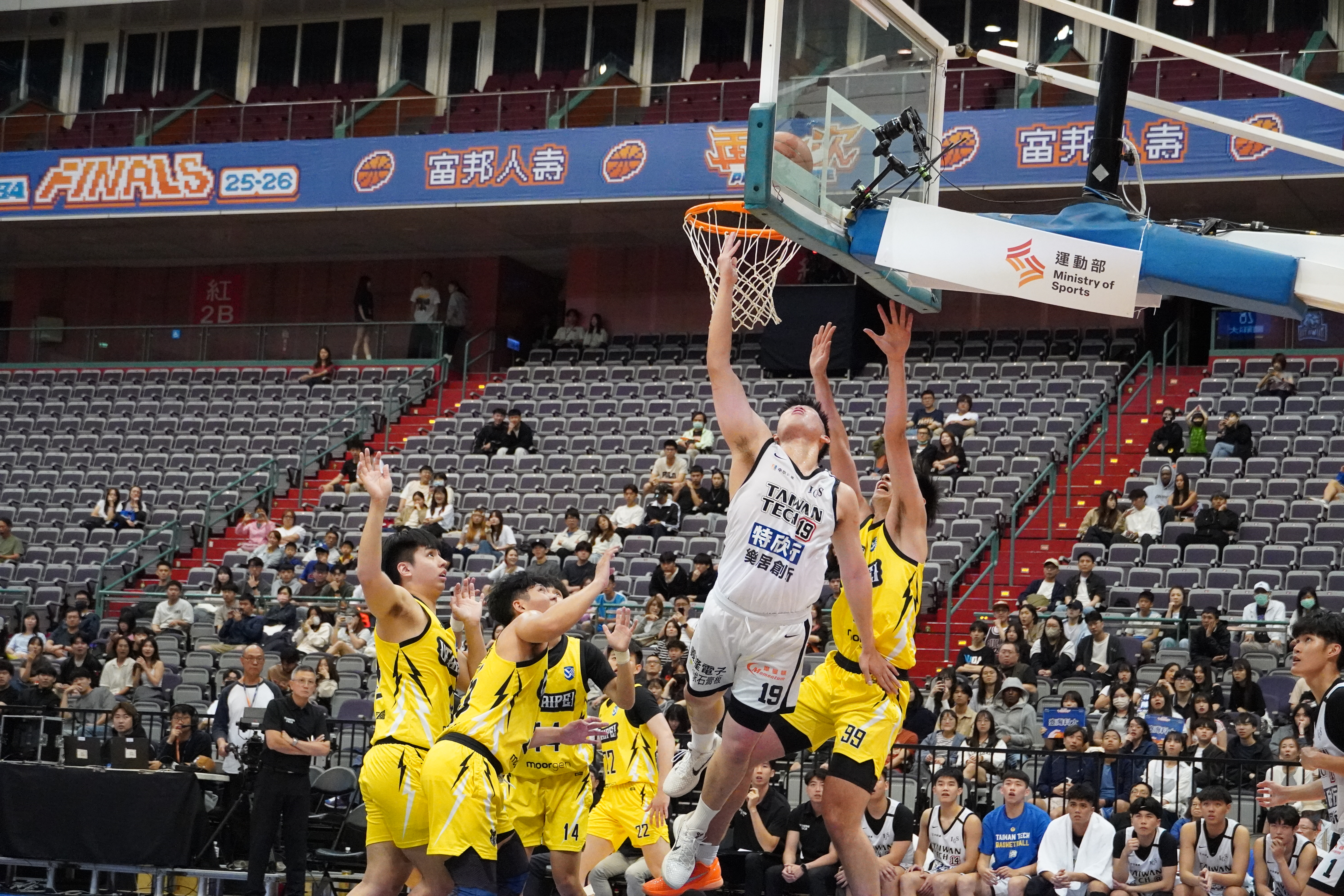 小巨蛋的比賽環境對選手而言充滿干擾，但球員能在高壓氛圍下穩住節奏，顯示團隊長期累積的默契與心理素質。