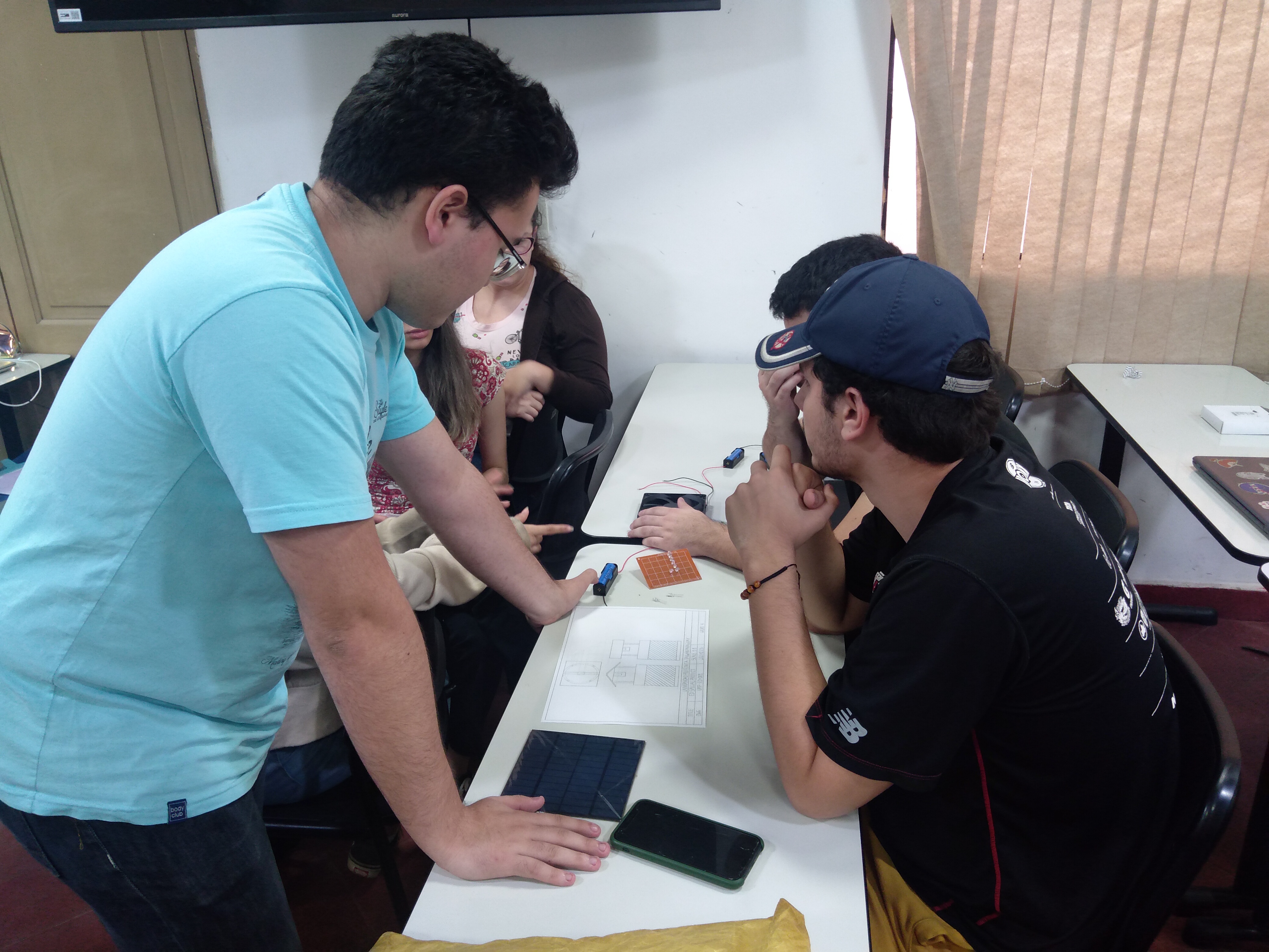 The Taiwan-Paraguay Tech student team is engaging in discussions regarding the design of solar-powered mosquito lamps.