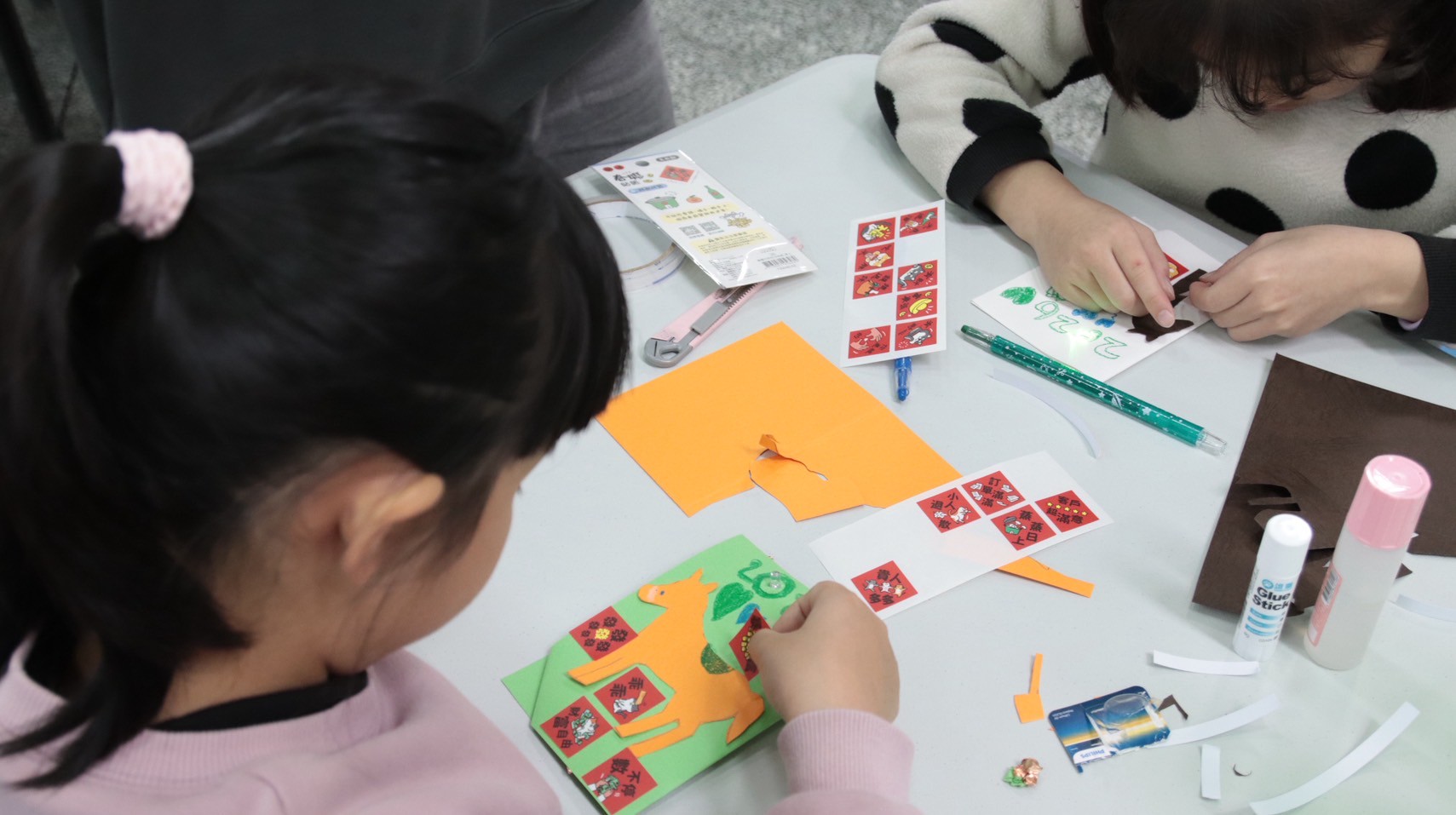 給小朋友的第一堂課程是「會發光的馬年賀卡」。