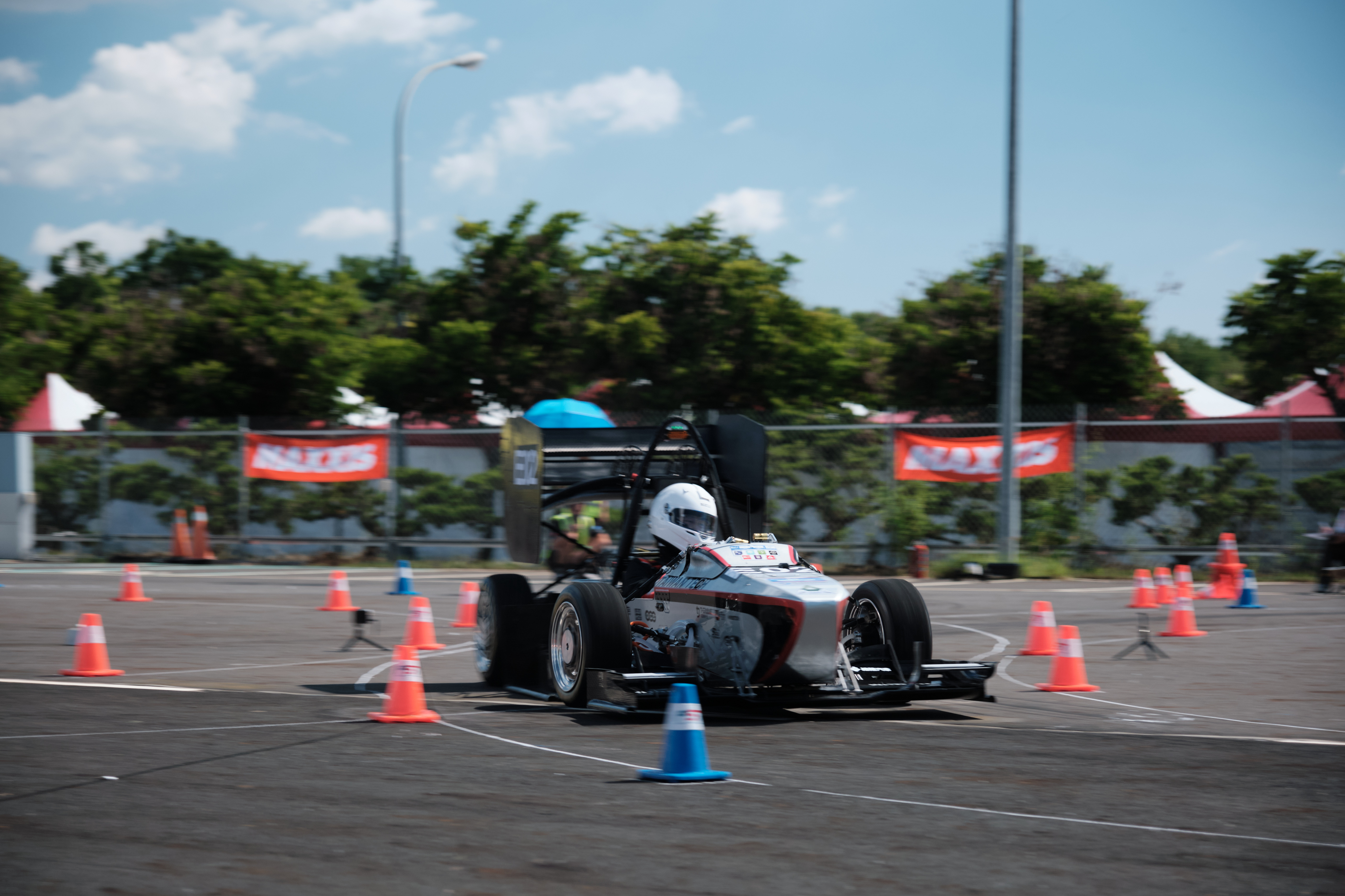 車隊於八字繞環(Skidpad)項目中進行操駕,考驗車輛操控性能與車手穩定性。