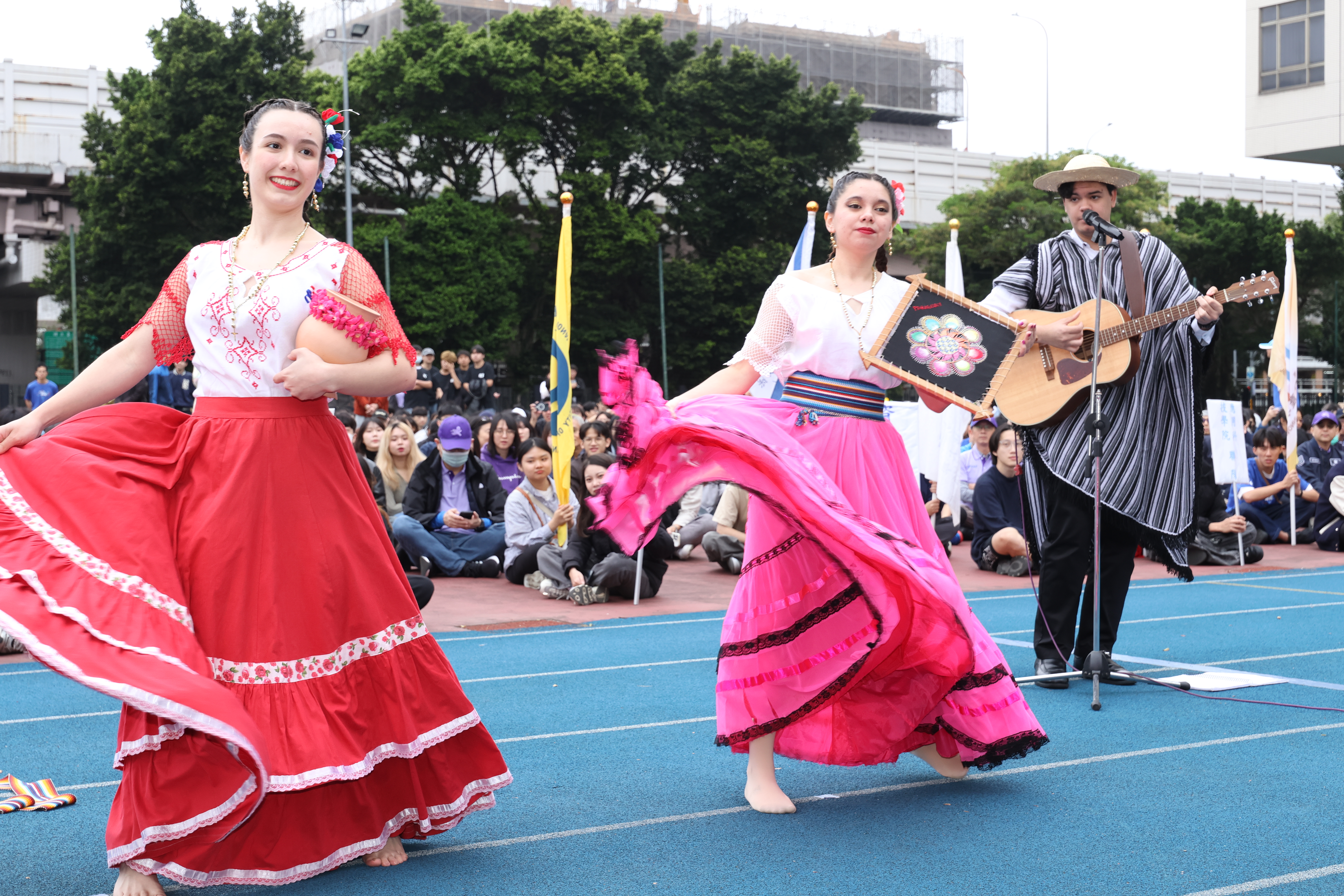 臺巴科大學生身穿傳統服飾，結合自彈自唱與舞蹈演出，展現多元文化風采，共同祝賀臺科大51週年。