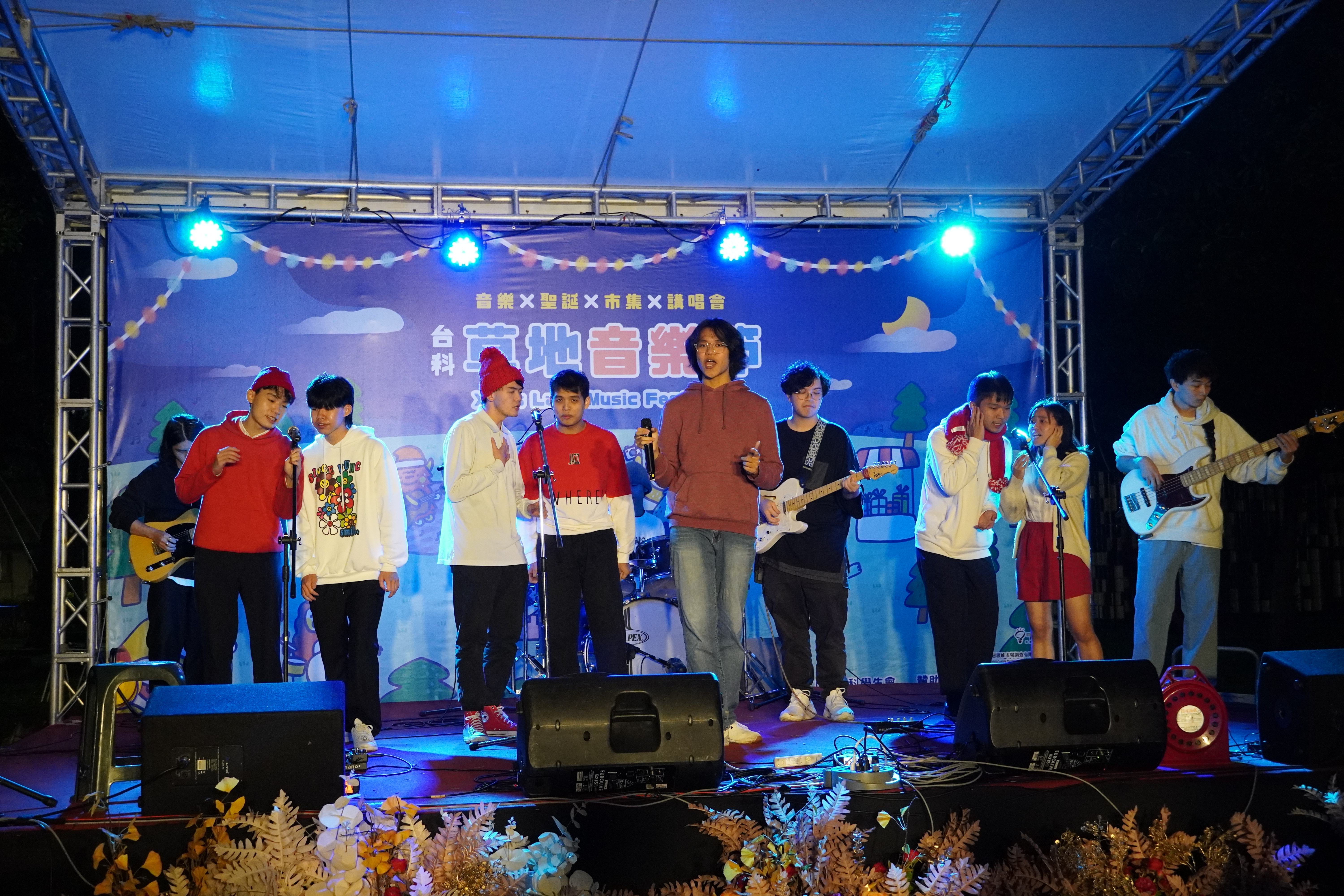 搖滾實驗室與新世紀合唱團首次進行合作演出。