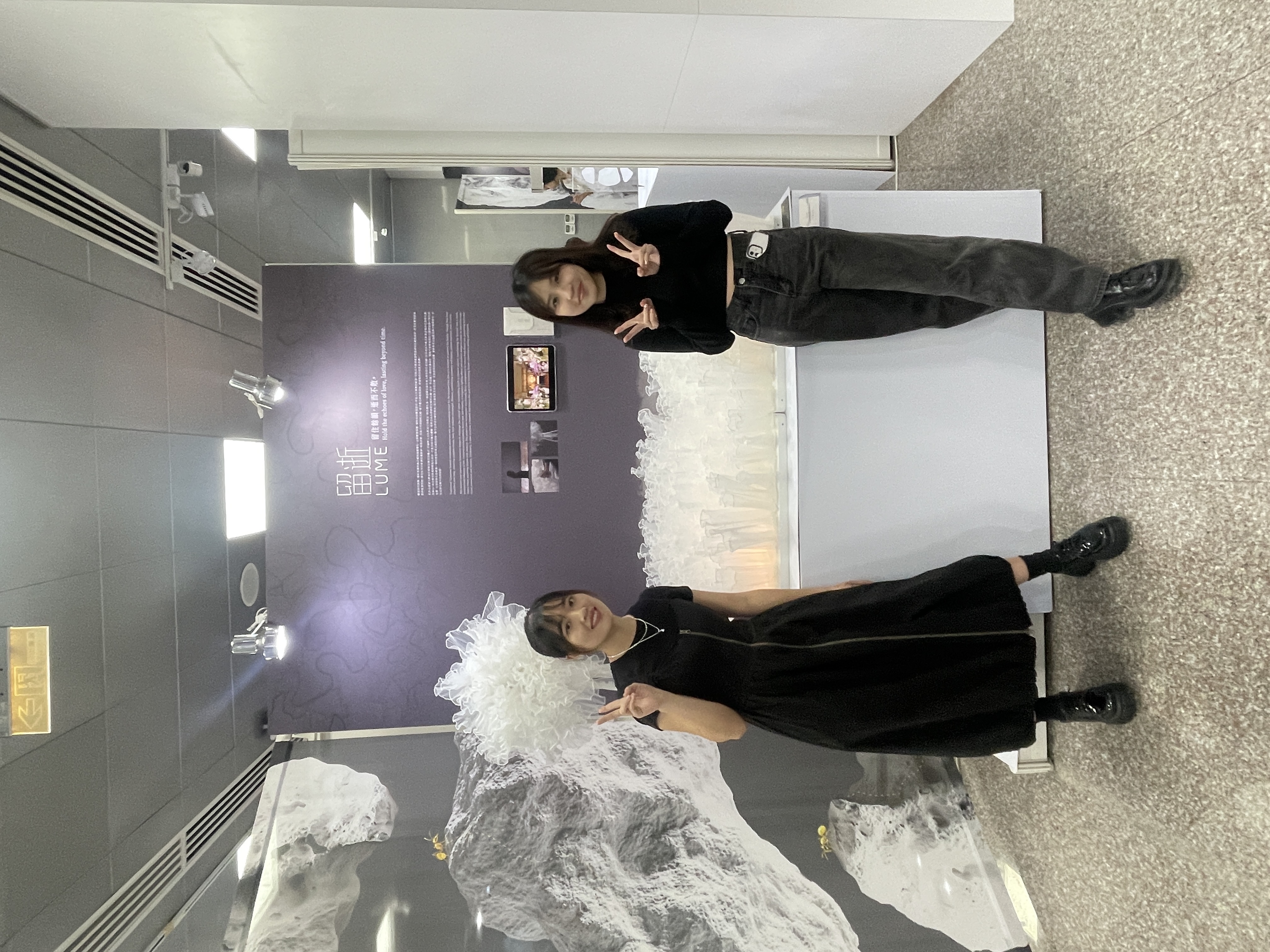 臺科大設計系學生劉宥希(左)和陳虹菱(右)在唐玄輝、鄭洪和賴忠平三位老師的指導下,以作品《留逝》榮獲紅點設計概念獎。