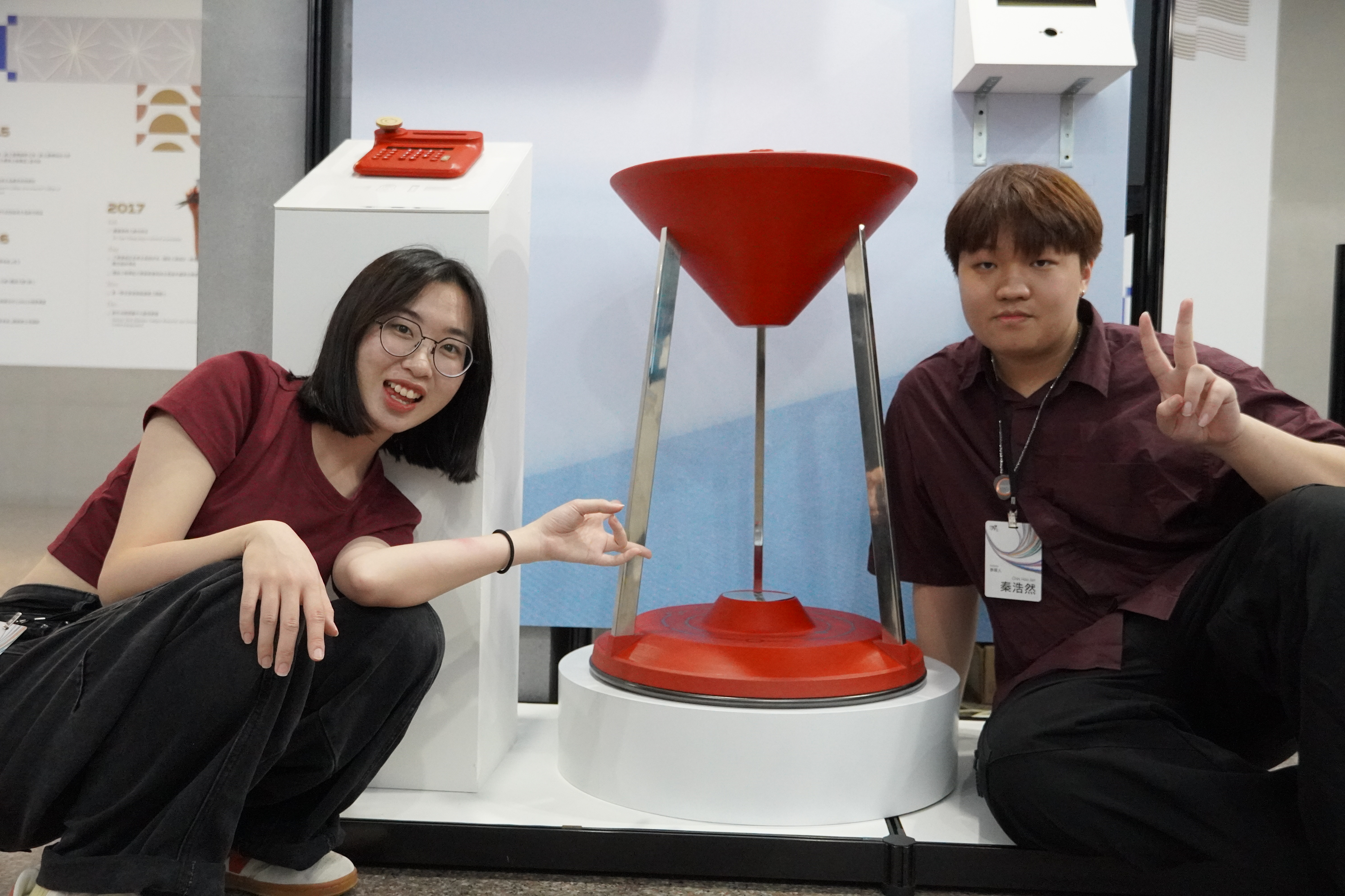 鄭雅云(左)、秦浩然(右)的《NeoLuck Studio》跳脫產品設計功能導向的既定印象，以大膽拆解思維及荒誕的互動方式，帶領觀眾反思深植在生活中的迷信，例如：用計算機呈現數字吉凶。