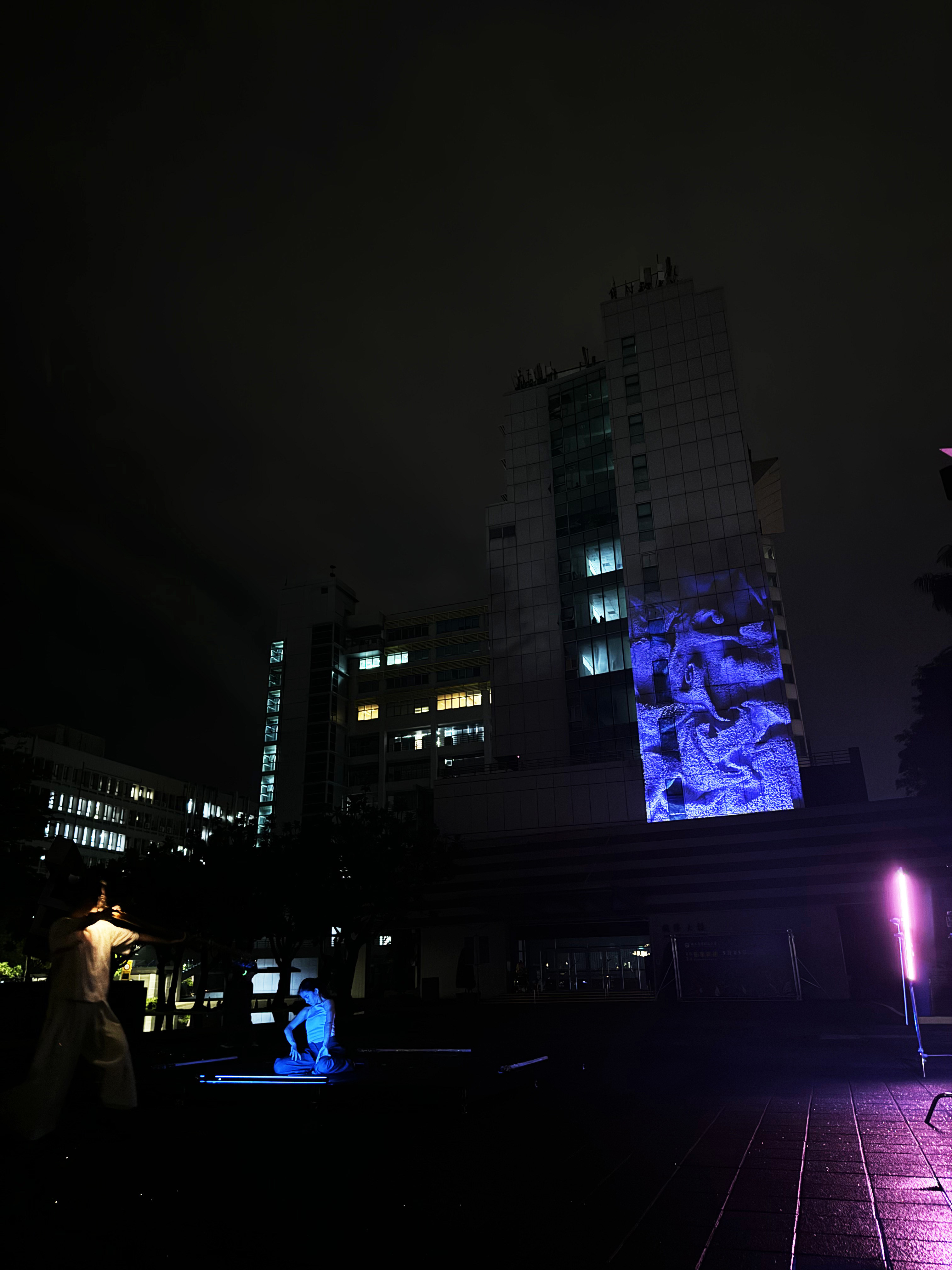 駐校藝術家陳宣名、黃瑞民的作品「混」以視覺結合了舞蹈家謝知穎與音樂家陳沛元共創共演。