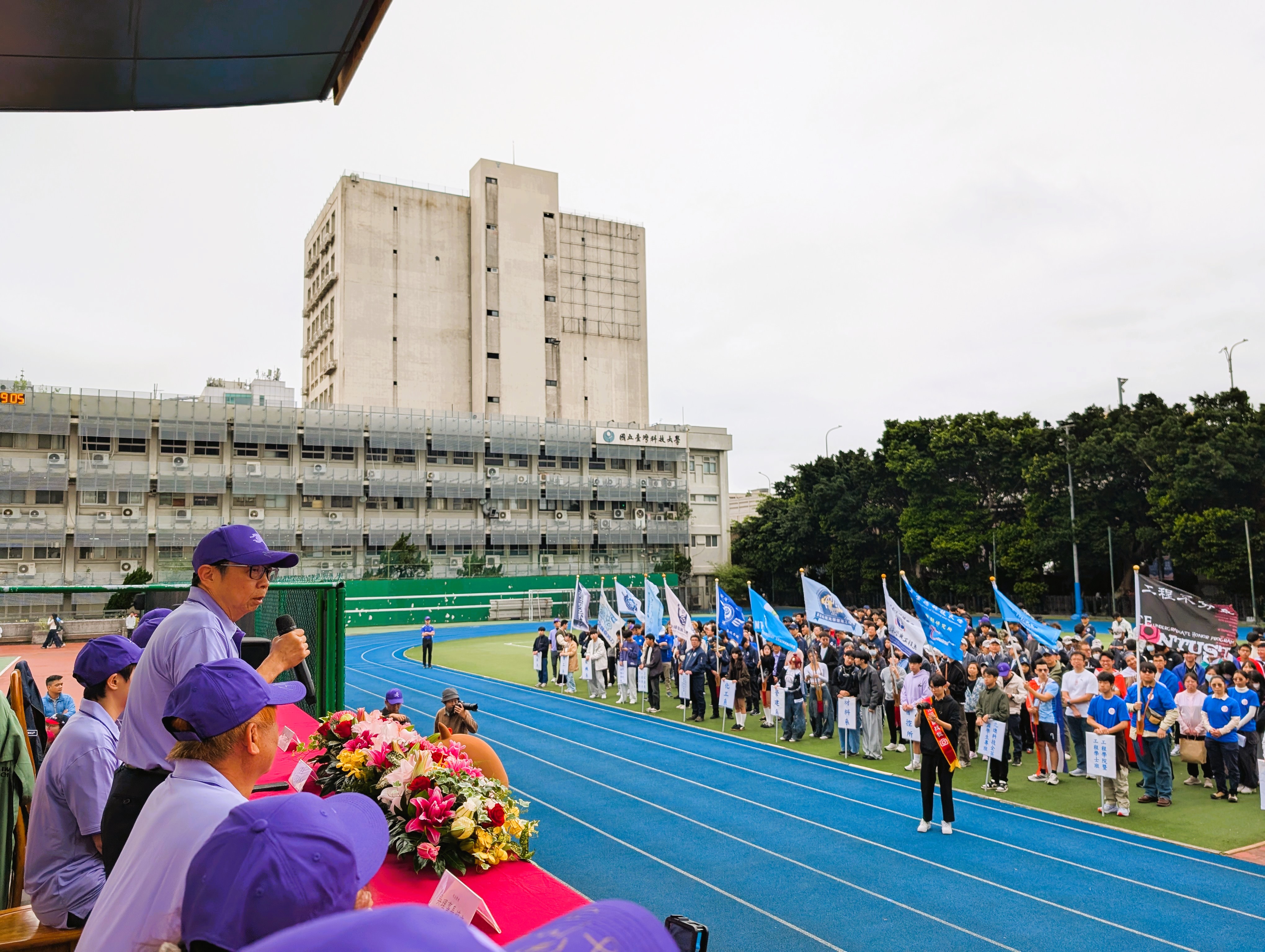 校長顏家鈺期待學生在運動會中發揮運動精神，把握機會鍛鍊身心，以更充沛的能量迎接未來挑戰。