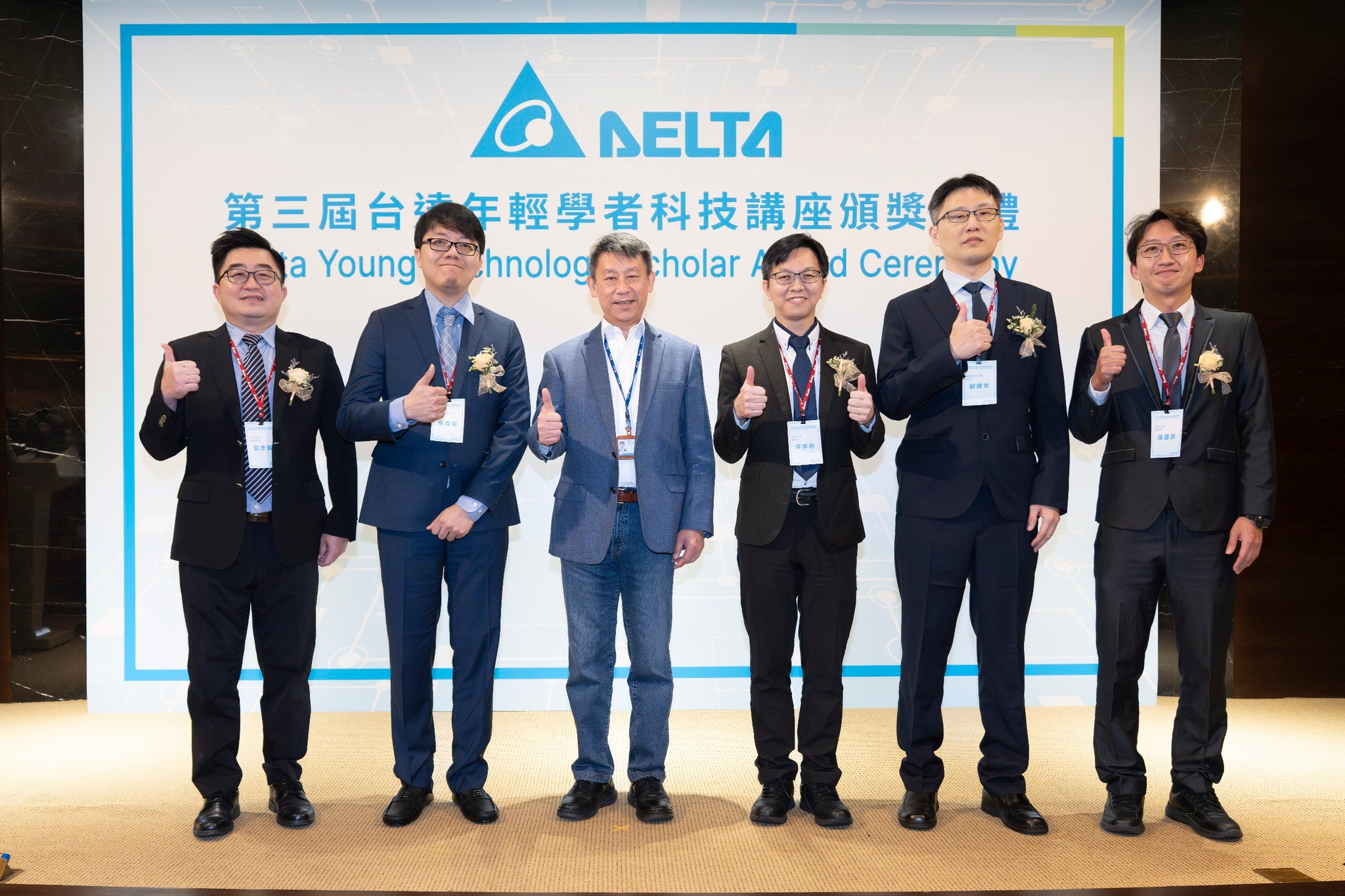 臺科大劉建宏副教授(右二)榮獲「2025年度台達年輕學者科技講座」,與台達電鄭平董事長(左三)合影。