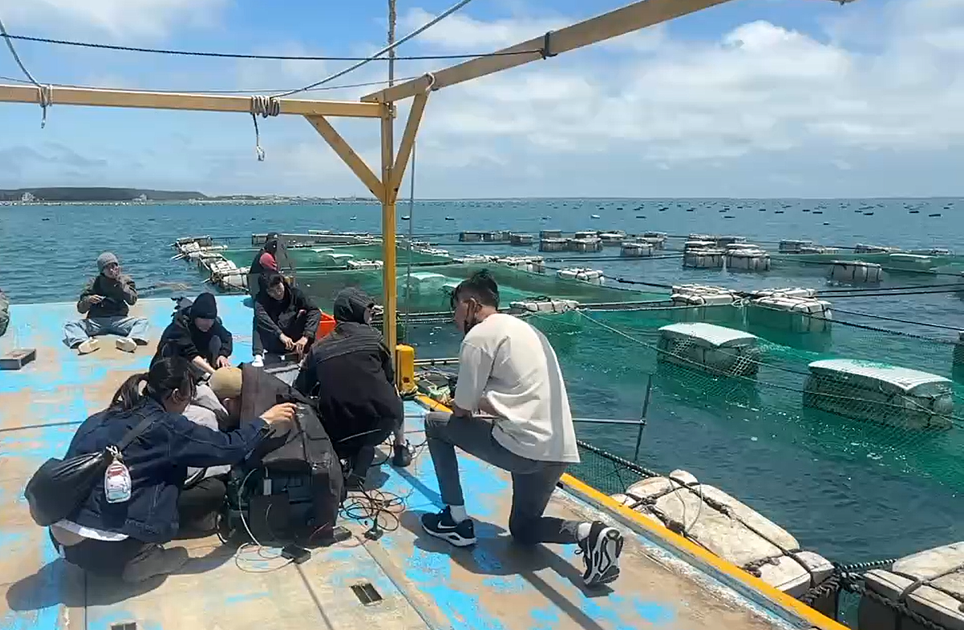 OceanEye AI團隊與澎湖養殖業者合作完成實際場域驗證並有展現良好成效。圖為團隊跟隨離岸養殖業者出海,將「多模態智慧監測與養殖決策平台」實際導入箱網養殖場域。
