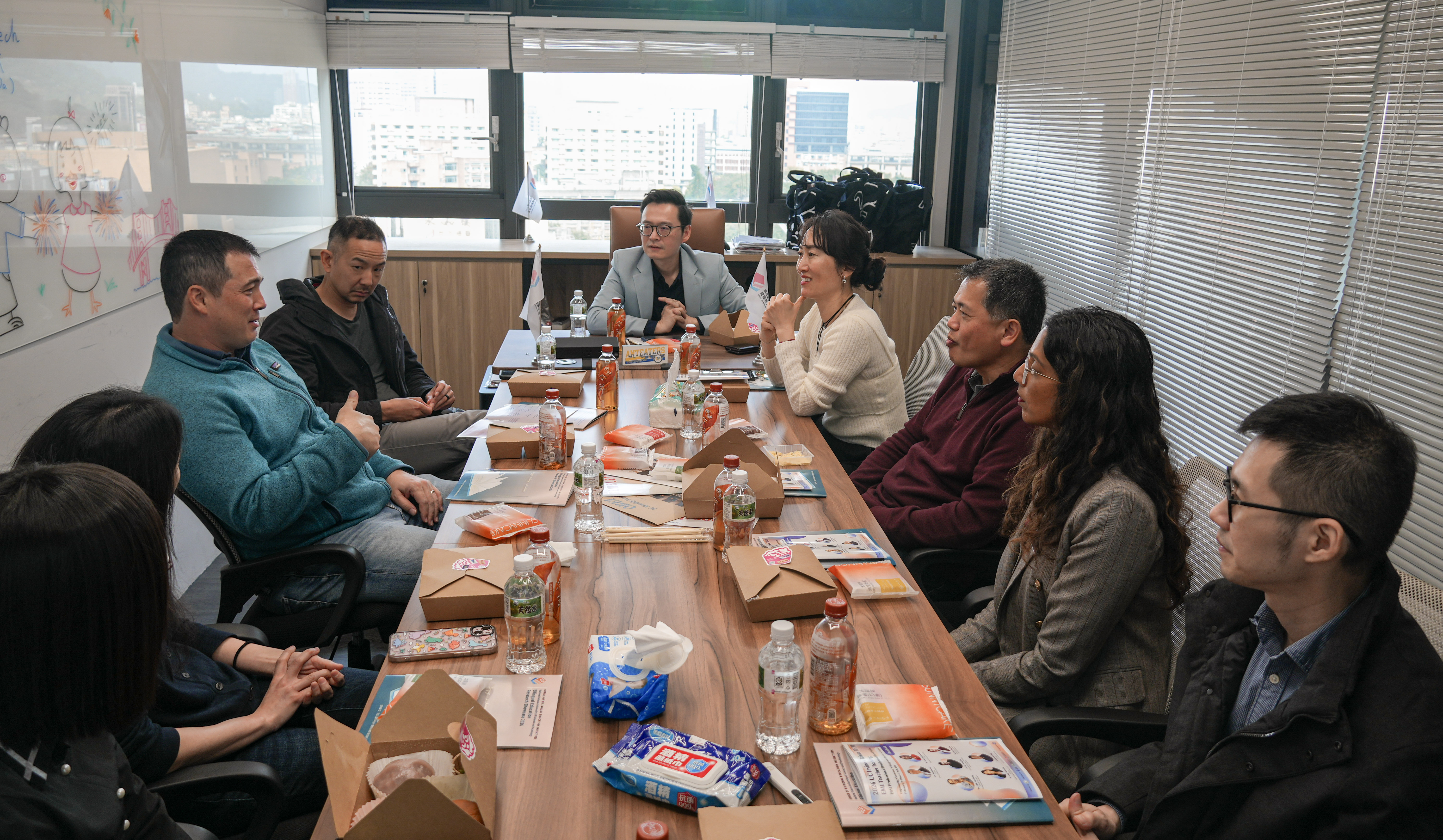 UC Irvine學者團與雙語教育推動辦公室進行經驗交流。