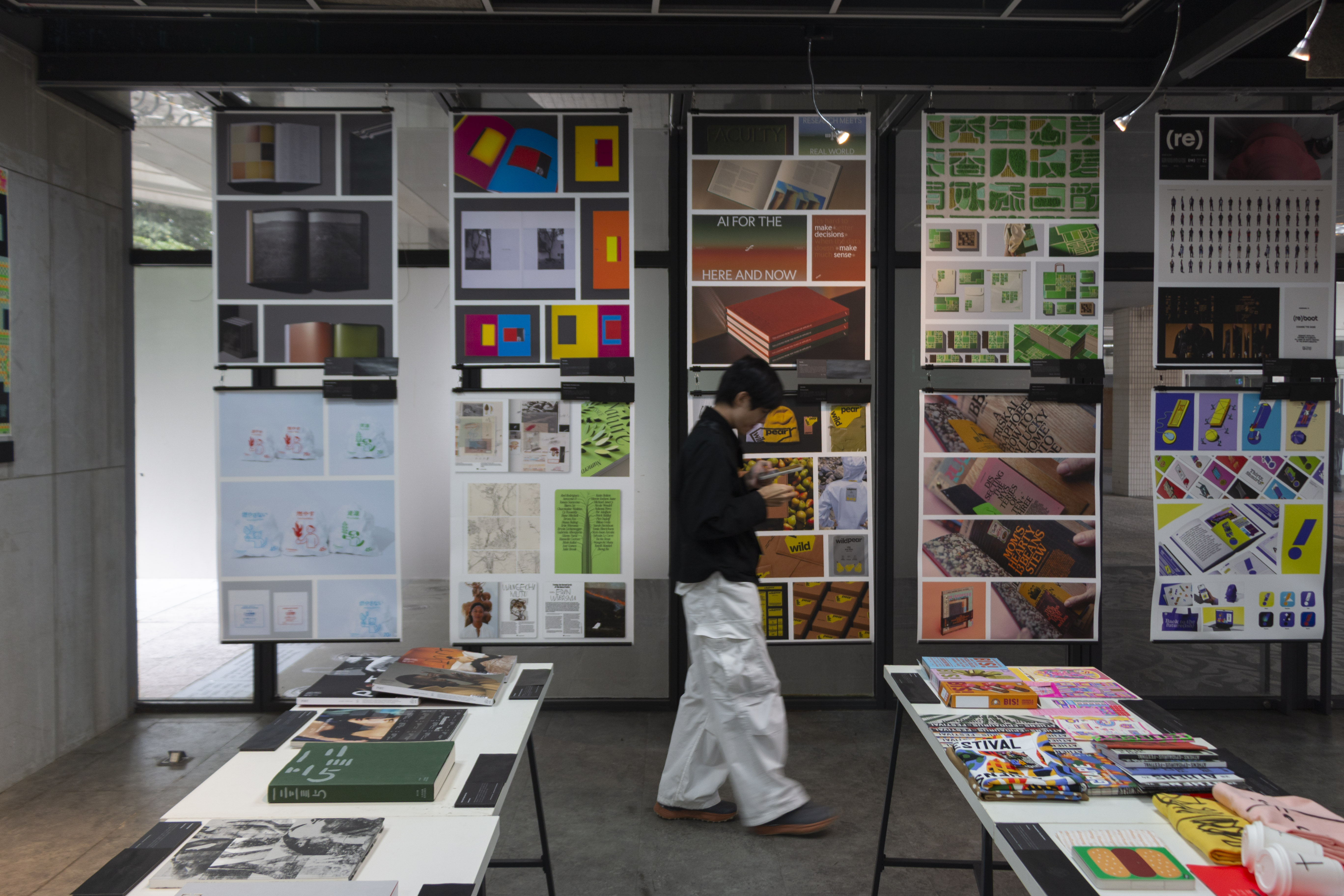 展場動線也依照專業評審的評分流程規劃,讓觀眾能循序體會專業評審在決策時所經歷的比較、思考與選擇的過程,使整個展覽成為一個以觀看、討論為核心的互動場域。