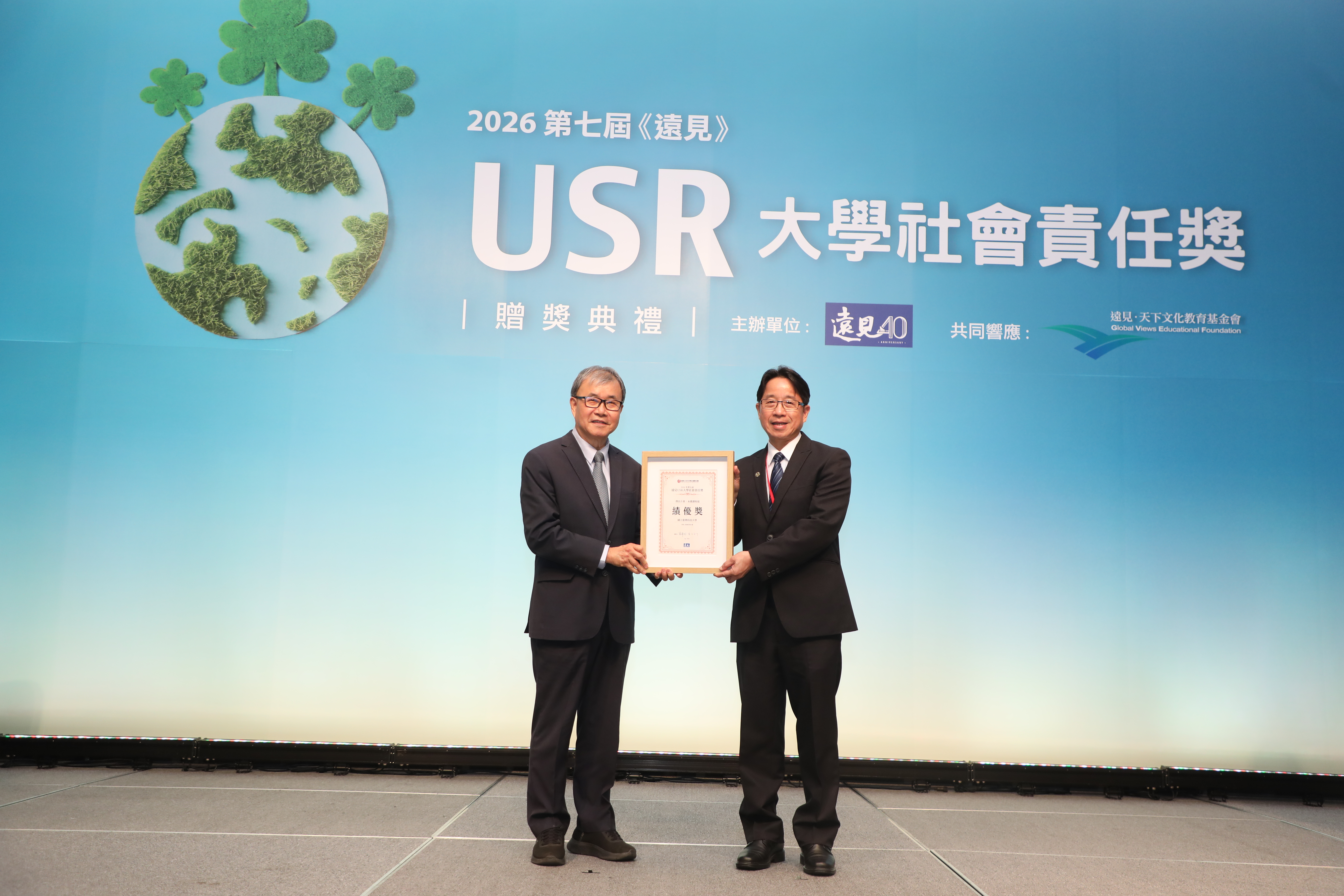 臺科大化工系王孟菊教授團隊「行動工程師培育計畫」榮獲「永續課程組」績優獎，圖右為臺科大周子銓副校長。
