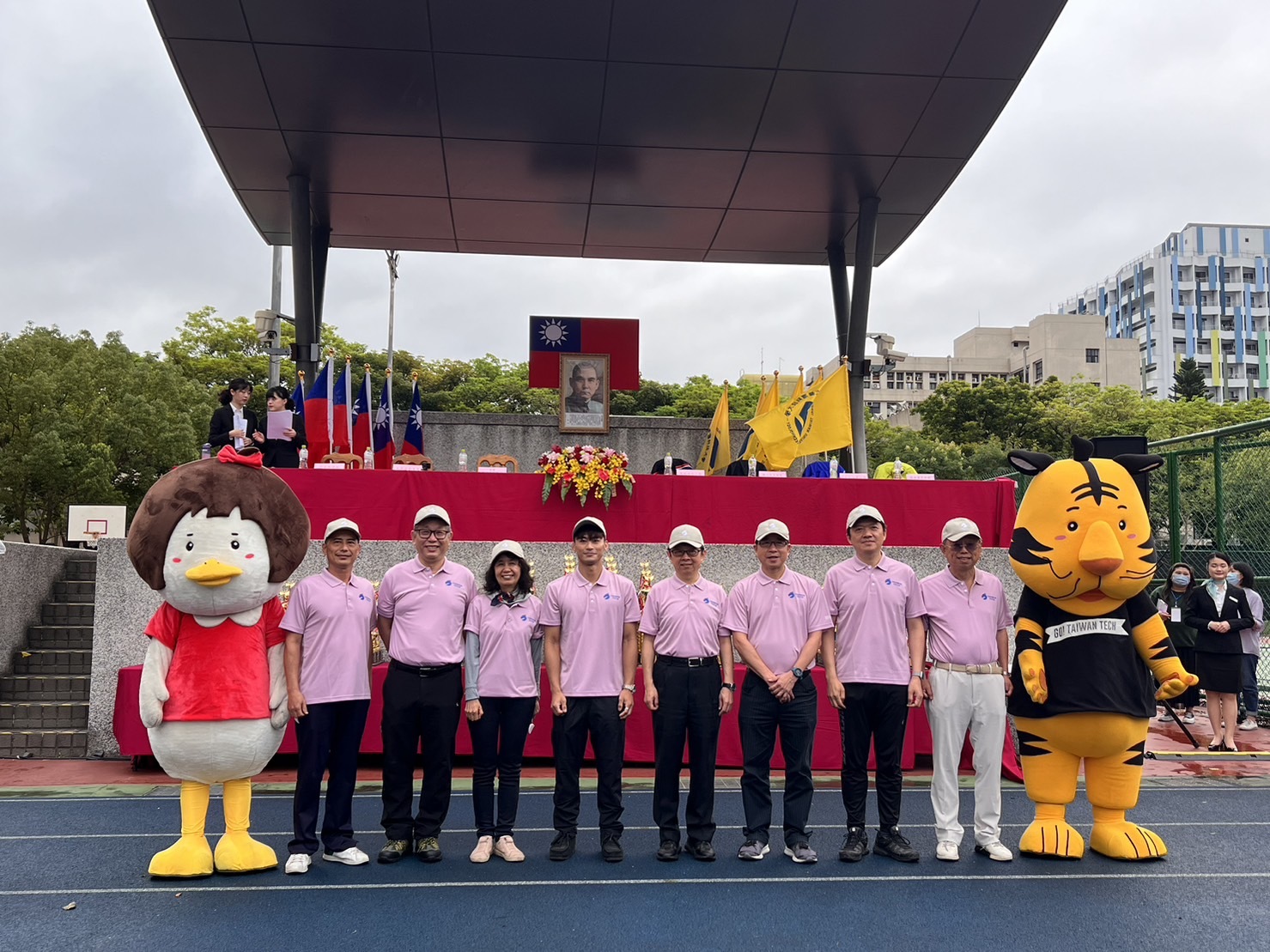 校慶運動會臺科大校長顏家鈺(右四)及一級主管們、臺科大吉祥物Tiger Duck與嘉賓楊勇緯(左四)合影