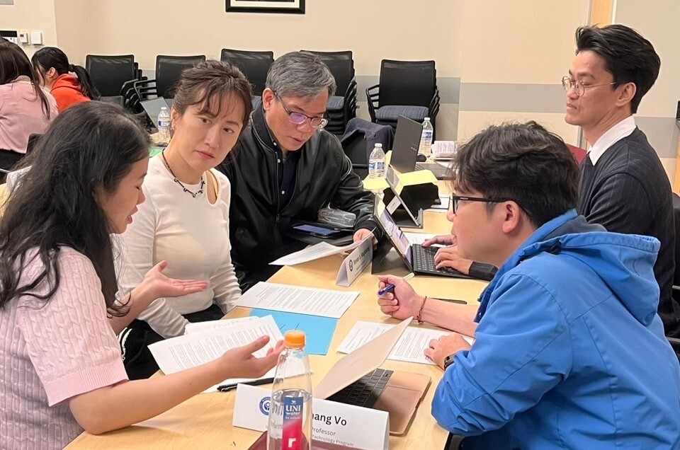 來自臺科大各個背景的參訓成員在UC Irvine人文學院教授林容先的Inclusive Teaching主題工作坊中,交流Universal Design for Learning(UDL)教學法如何應用在各自領域的課堂。