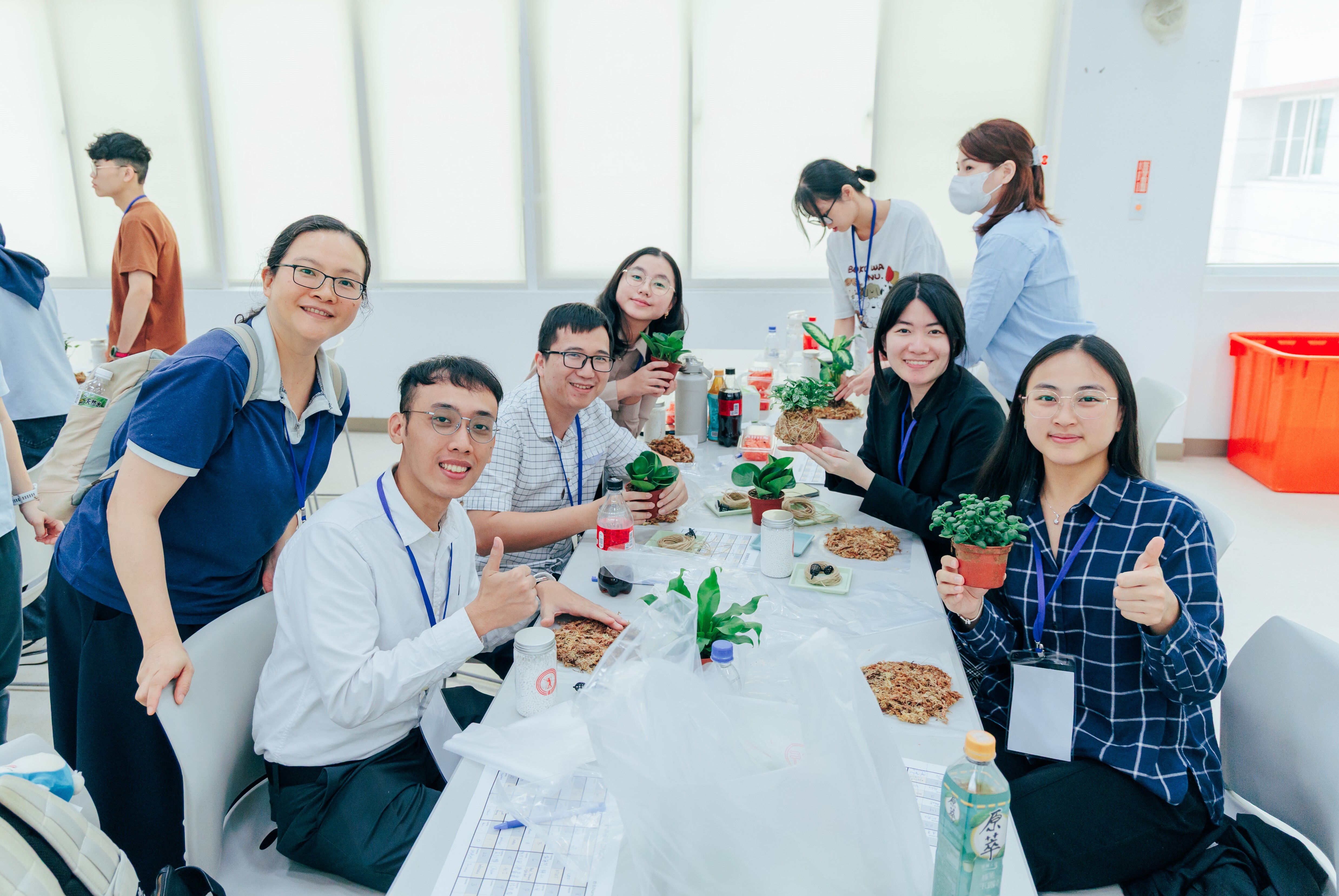 台肥安排苔球製作課程，讓學生將完成的苔球放在實驗室與宿舍觀察緩釋肥料的效果，同時也能增添綠意。照片提供／台灣肥料股份有限公司