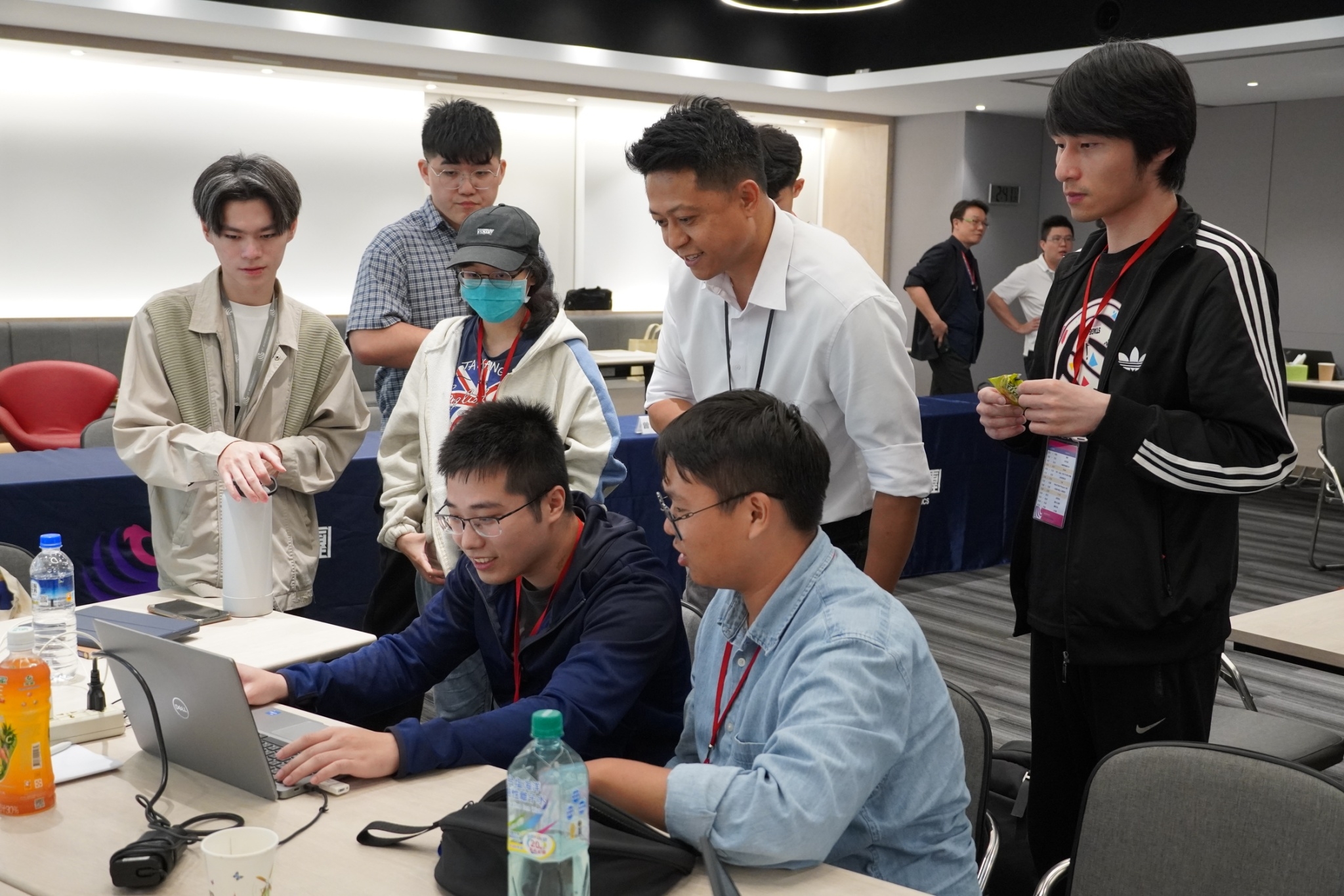 每個組別都有特別安排主管擔任導師及助教引導每位學生進行說明及協作。