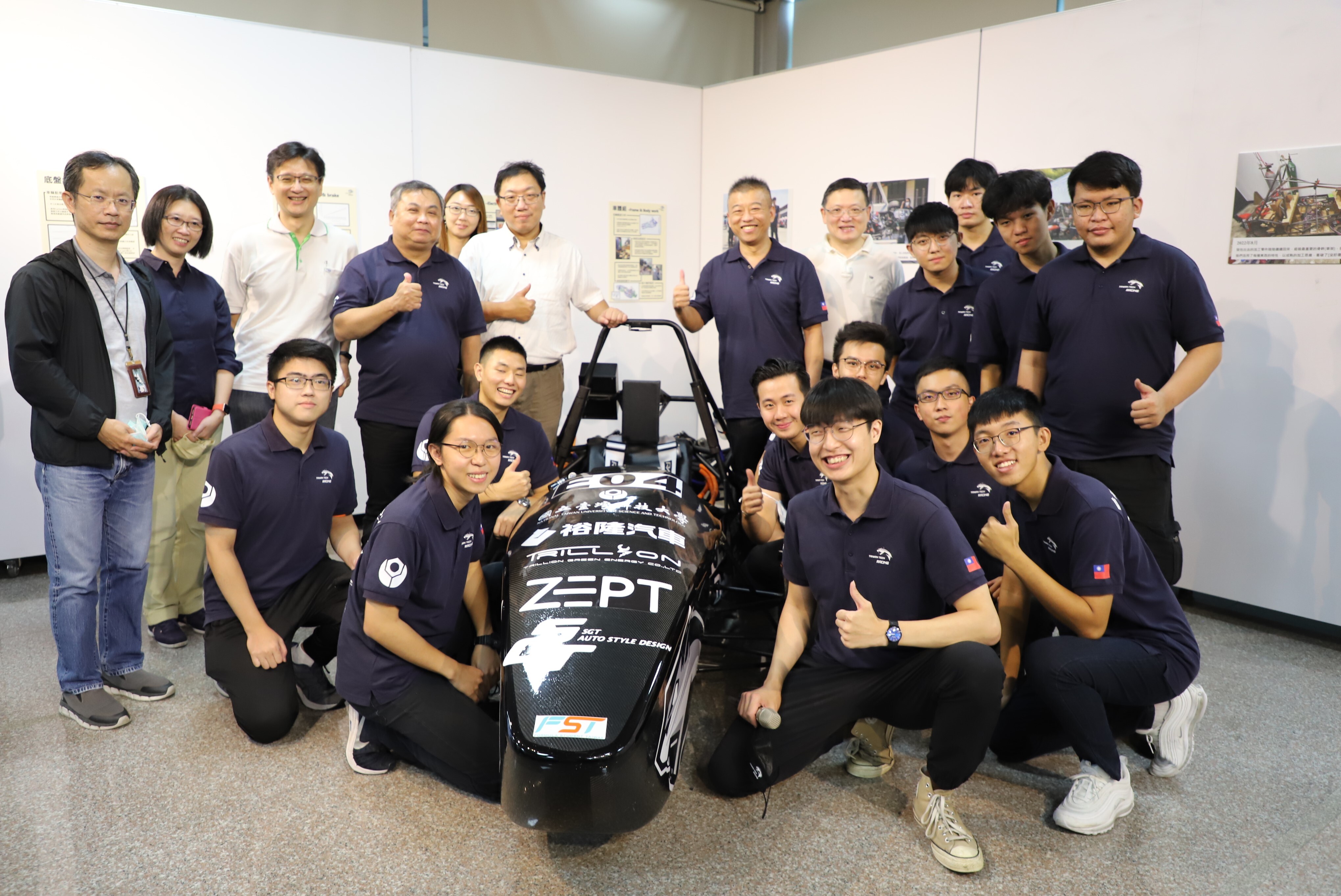 臺科大方程式電動賽車在校園內正式亮相，車隊成員與臺科大協助指導的老師們合影。