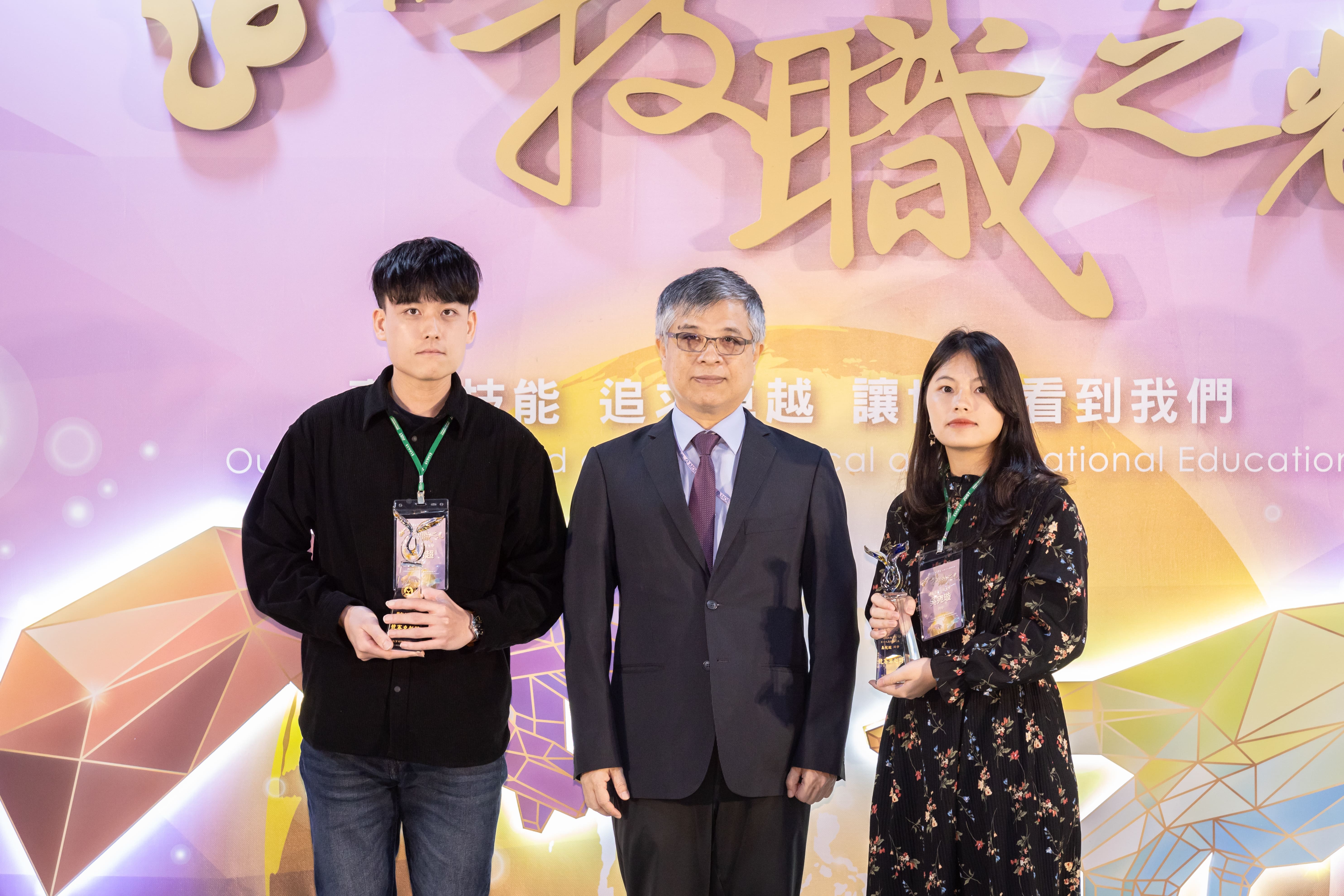 The master's students from the Department of Architecture, Qin-Chao Zhou (left) and Wan-Xuan Wu (right) were honored with the Ministry of Education's Outstanding Competition Award in technical and vocational education.
