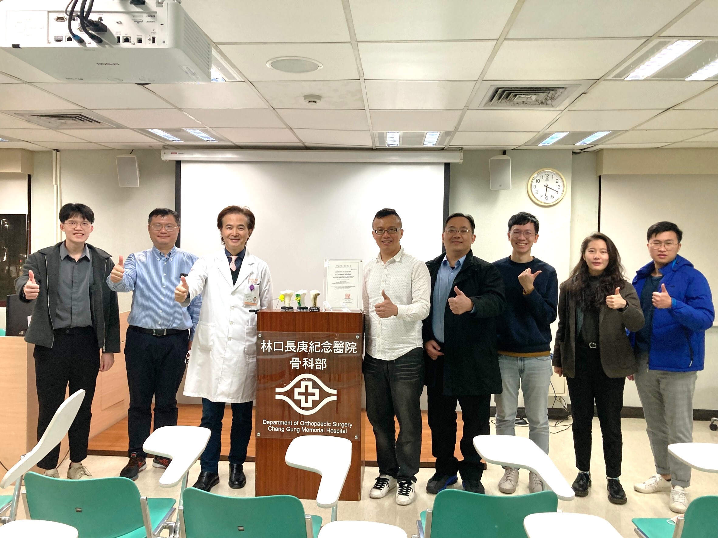 基隆長庚副院長詹益聖教授(左3)的研究團隊與臺科大高速3D列印研究中心許啟彬助理教授(右5)合影