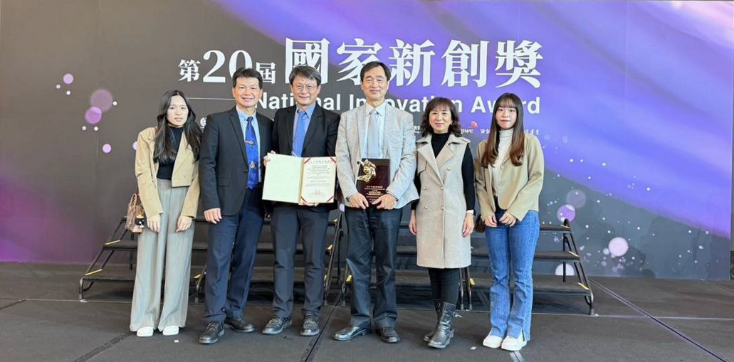 A group photo of the research team of the “fully automated laser diffraction label-free flow cytometry system”. From left to right: Student Yong-Jia Ke from Taiwan Tech, Dr. Feng-Ping Lin from the National Defense Medical Center, Dr. Chien-Hsing Lu from Taichung Veterans General Hospital, Professor Jem-Kun Chen from Taiwan Tech, Assistant Professor Hui-Ling Hsu from the National Defense Medical Center, and Student Hsuan-Chen Lin from Taiwan Tech.