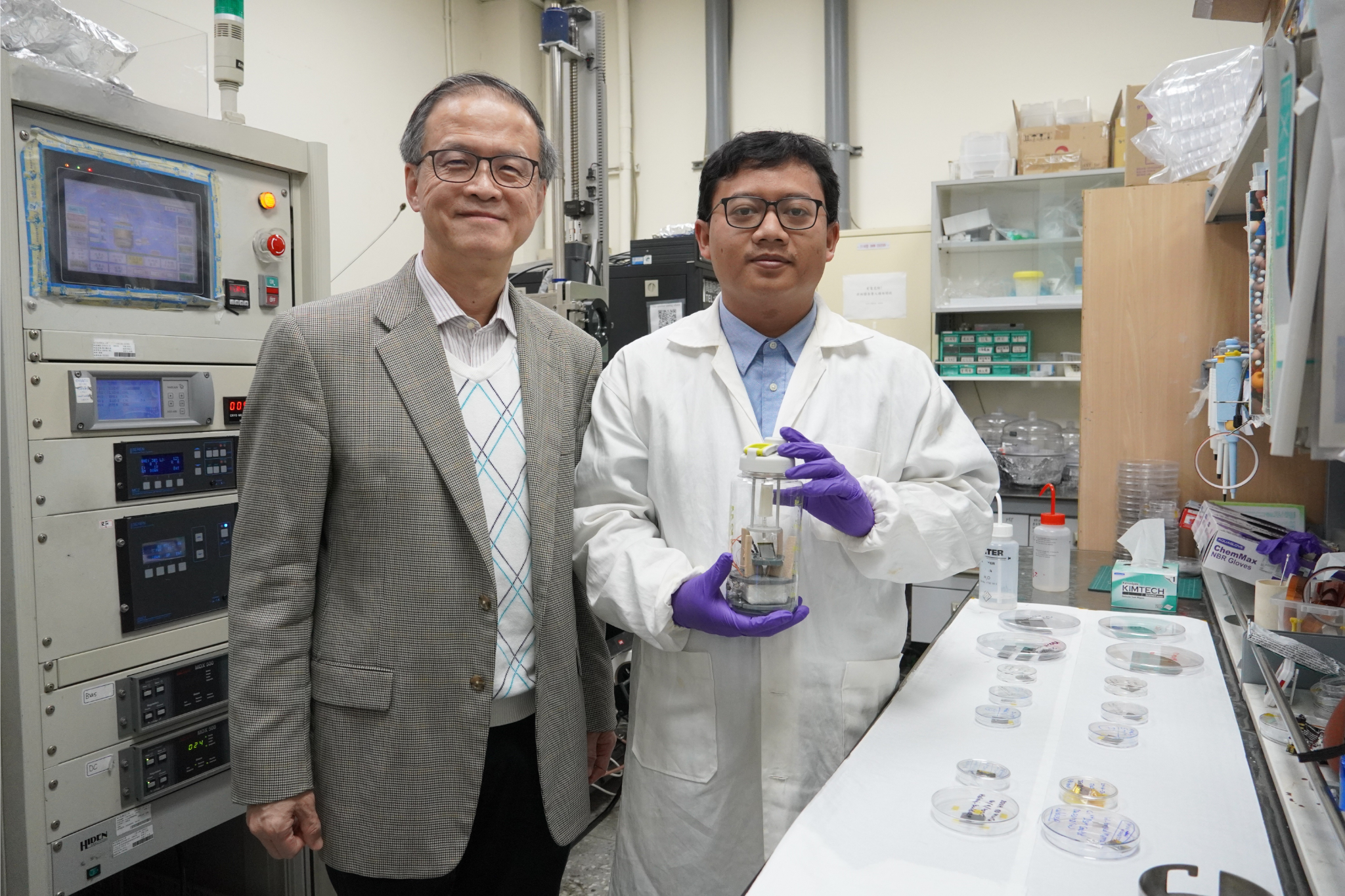 國立臺灣科技大學材料系朱瑾教授研究團隊,攜手國立臺灣大學醫工系林宗宏教授團隊開發出「液固摩擦奈米感測器」,可在不依賴外部電源的情況下,同步完成重金屬、細菌偵測與水質淨化。左起:臺科大材料系教授朱瑾、研究團隊博士生Helmi Son Haji。