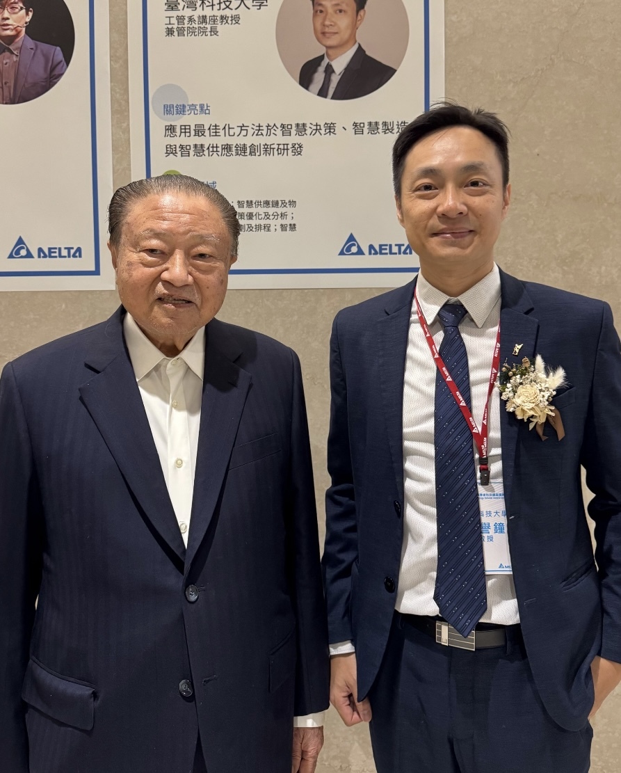 臺科大曹譽鐘講座教授(右)榮獲「2024年度台達年輕學者科技講座」，與台達電鄭崇華創辦人(左)合影。