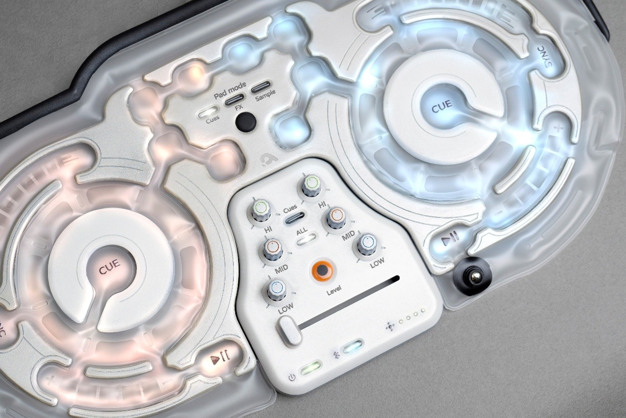 「Air Pulse」以輕量、可攜為核心重新設計DJ控制器,運用導電油墨與充氣TPU材質,在保留操作回饋的同時降低設備重量,讓DJ體驗更貼近初學者與日常使用情境。