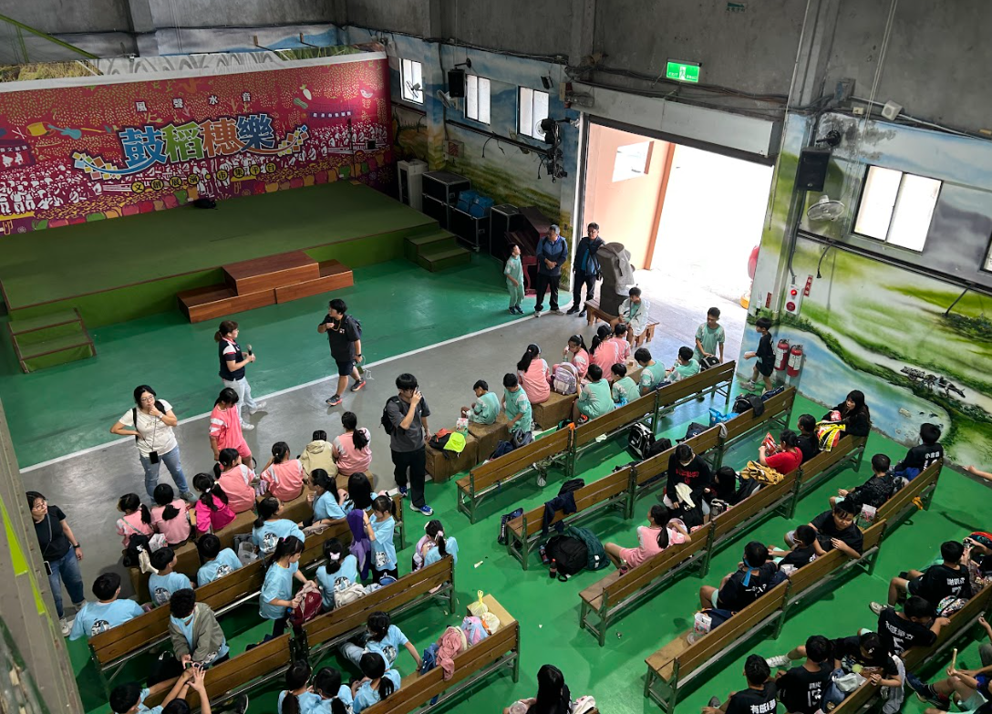 米國學校現有舞台空間逐漸出現設施老化、空間不足及使用彈性受限等問題,亟需透過整體性規劃與設計更新,滿足地方文化復振及公共使用的多元需求。