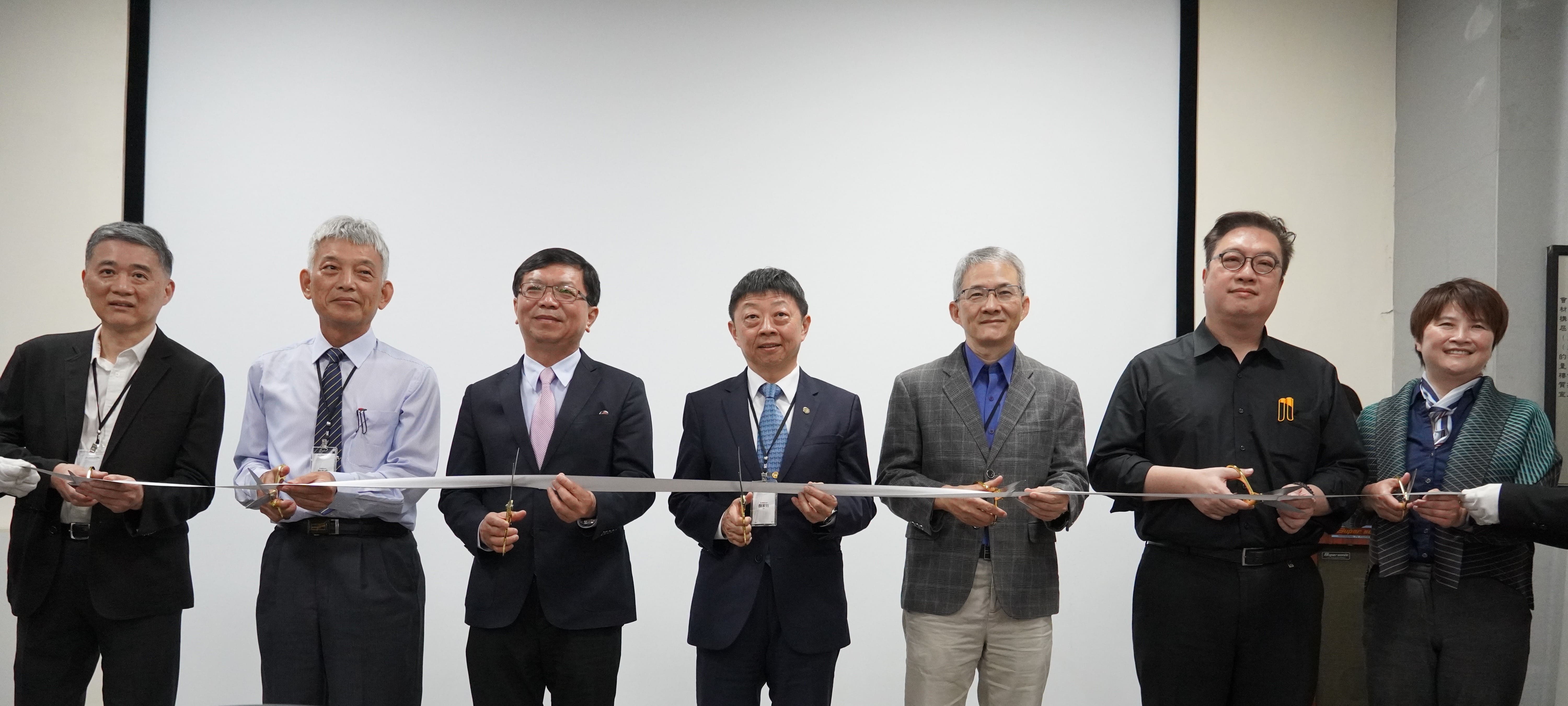 與會貴賓剪綵。中為臺科大校長顏家鈺,左三為文化部次長李連權。