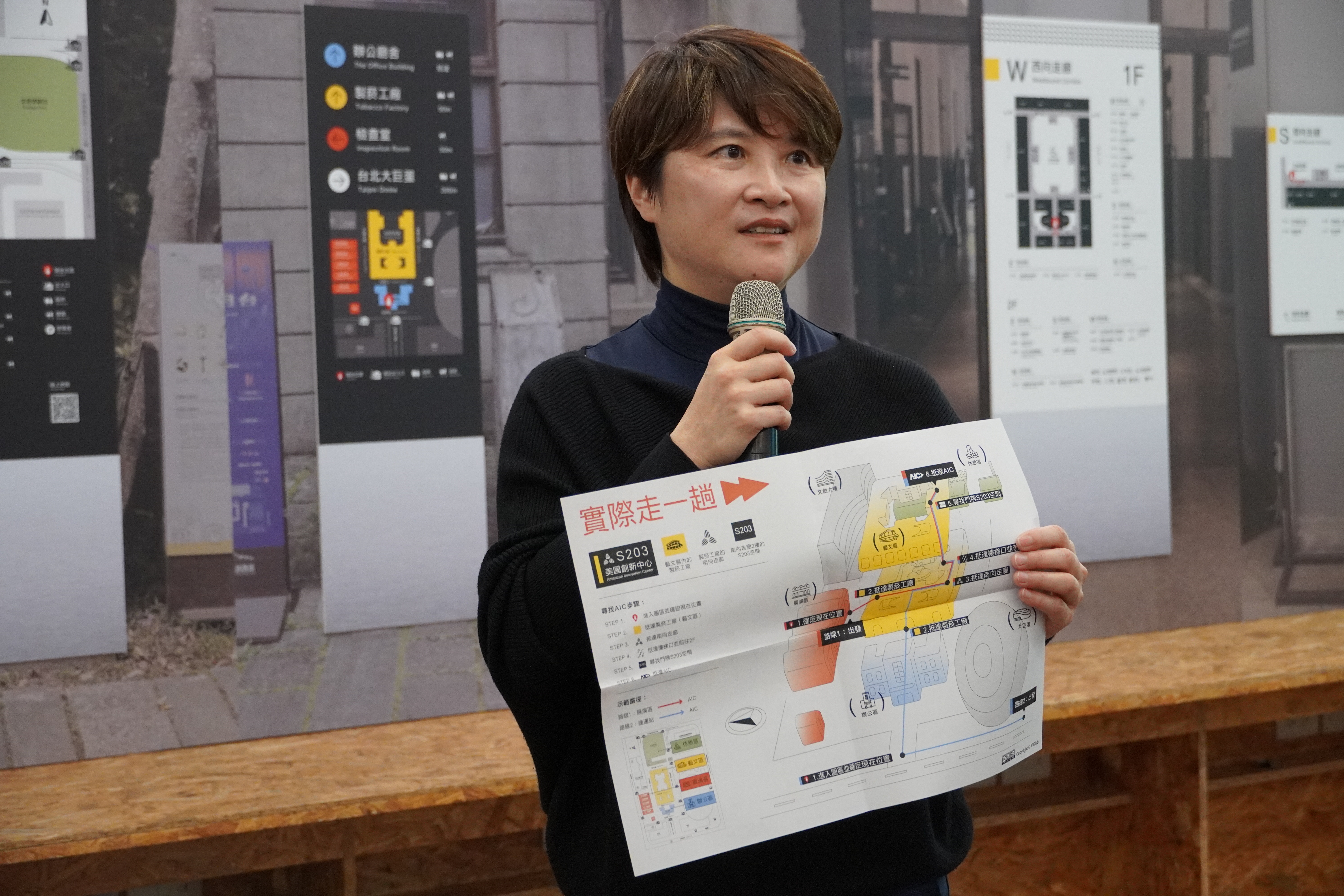 臺科大設計系林廷宜副教授介紹本次展覽內容。