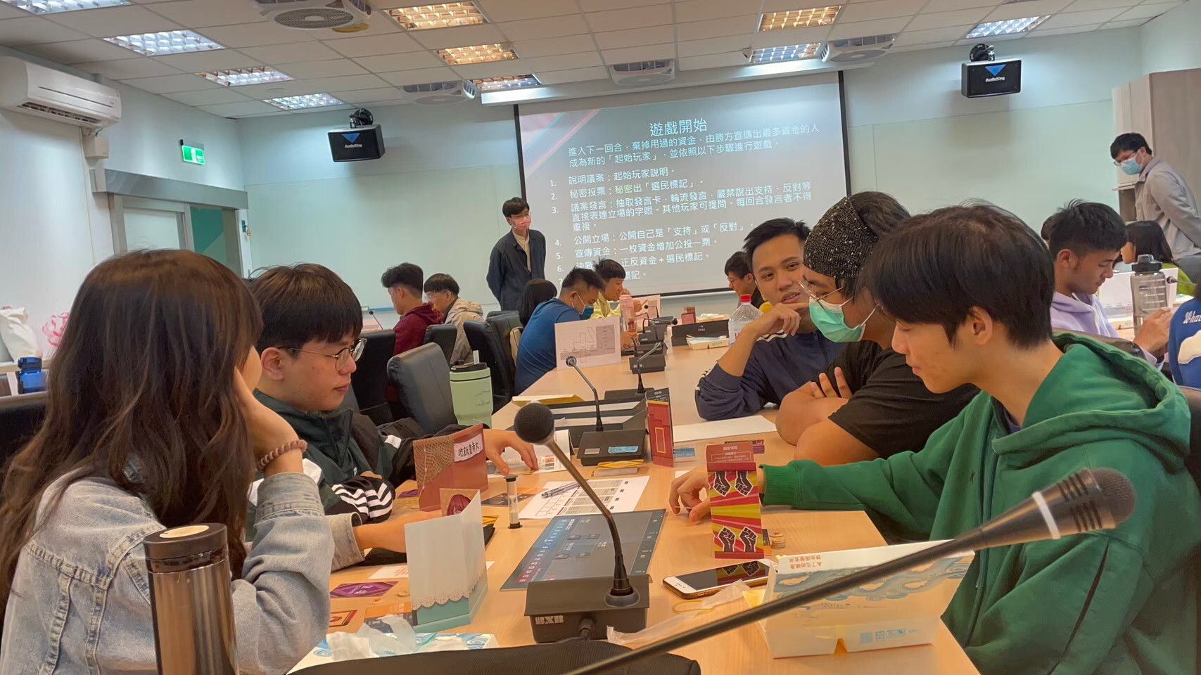 過程中,學員與講師討論議題內容。