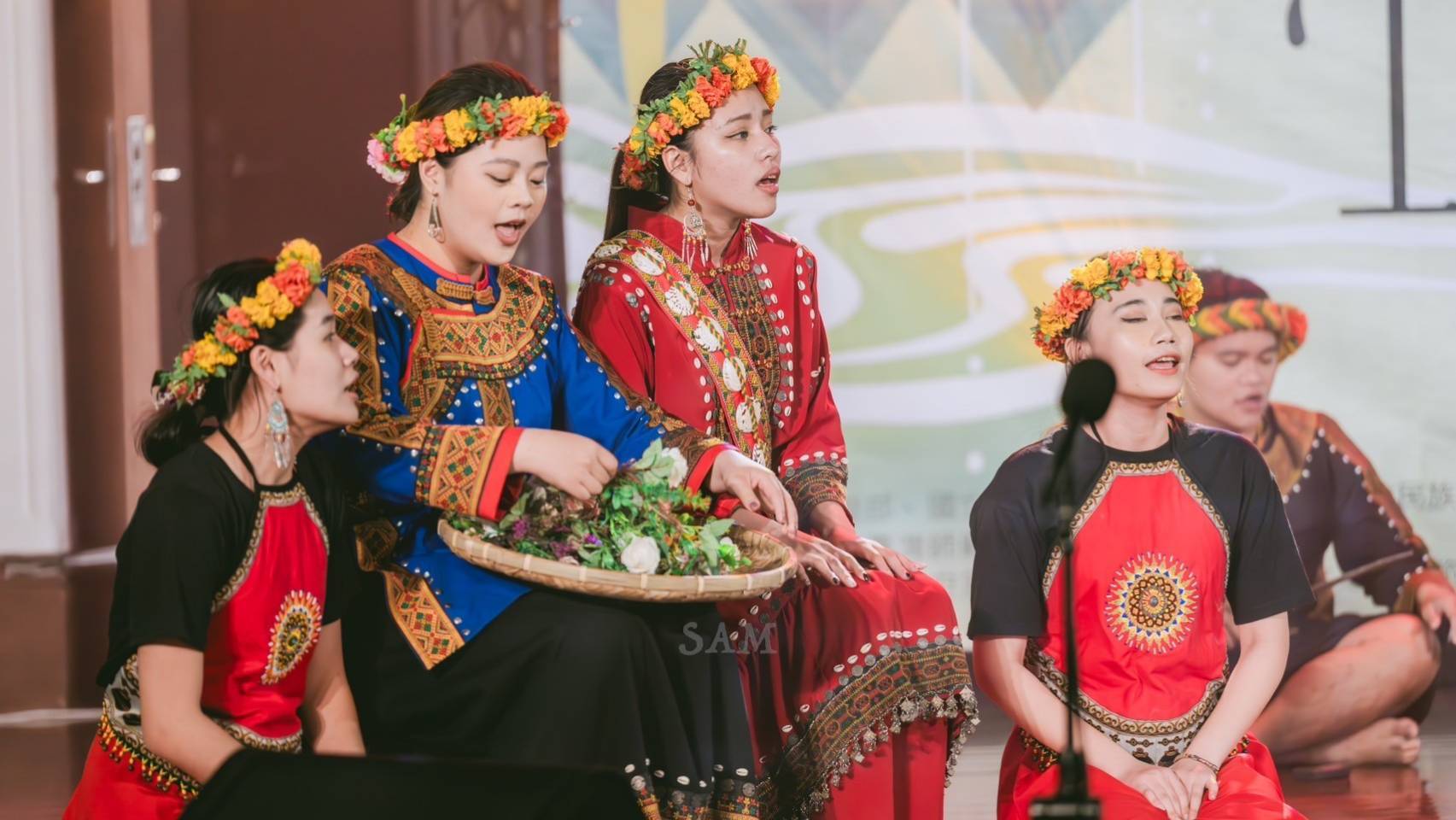 〈a i nga ro ngo i〉(歌頌達魯瑪克之歌),呈現達魯瑪克部落女性準備小米收穫祭的情景。攝影/許柏原