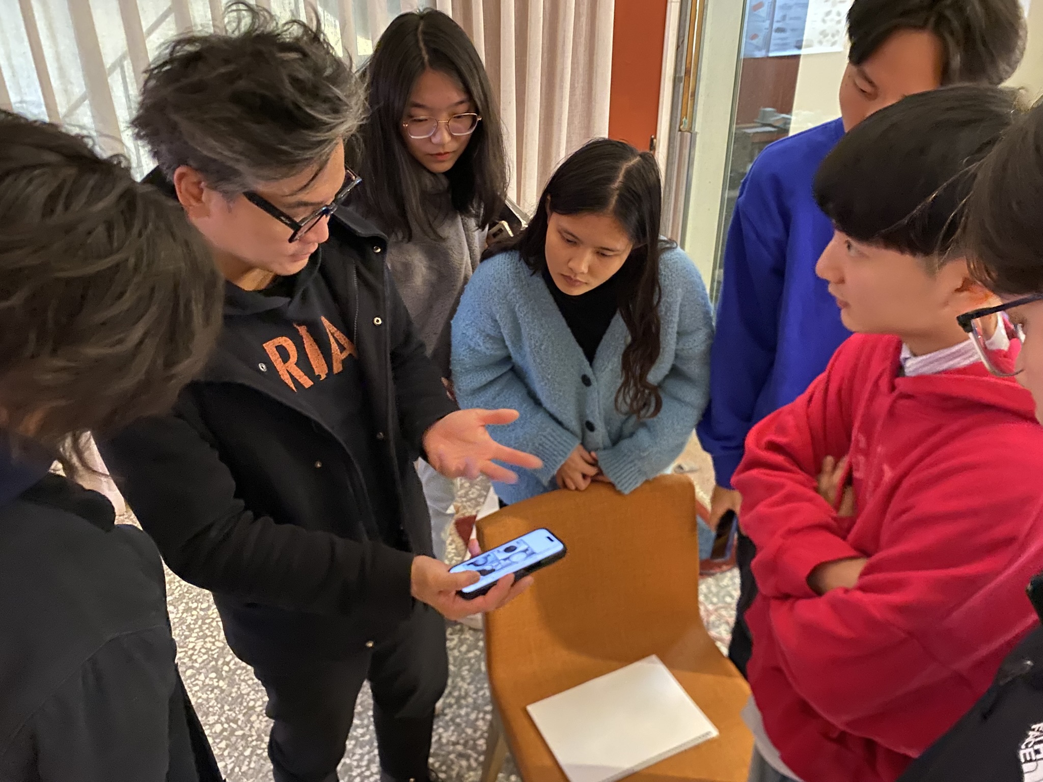 Jimenez (second from the left) shares international design trends with fourth-year students of Taiwan Tech’s Department of Architecture.