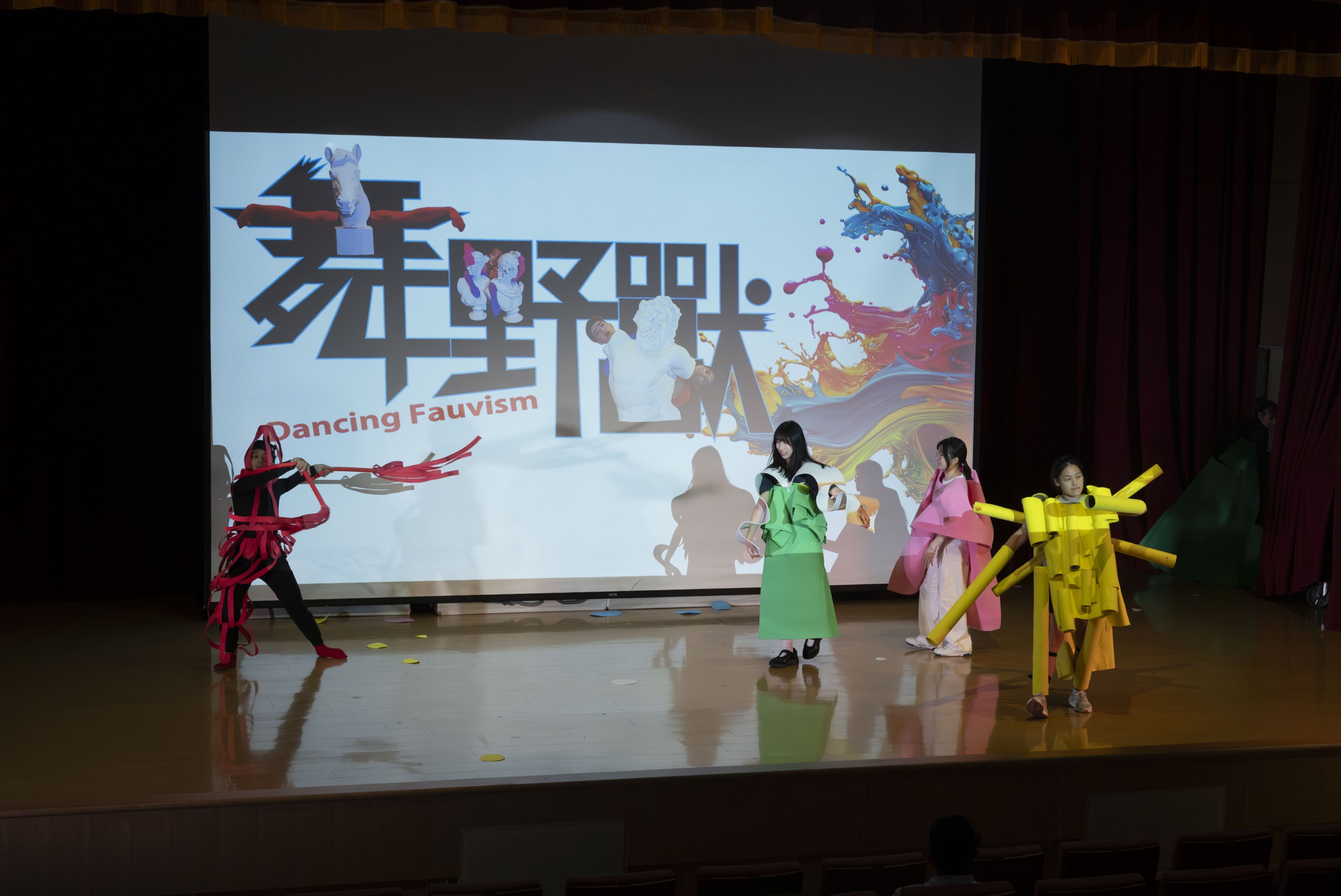 觀舞學生穿上舞衣跟隨舞者以簡單肢體動作進行即興表演,感受舞蹈的創作魅力。